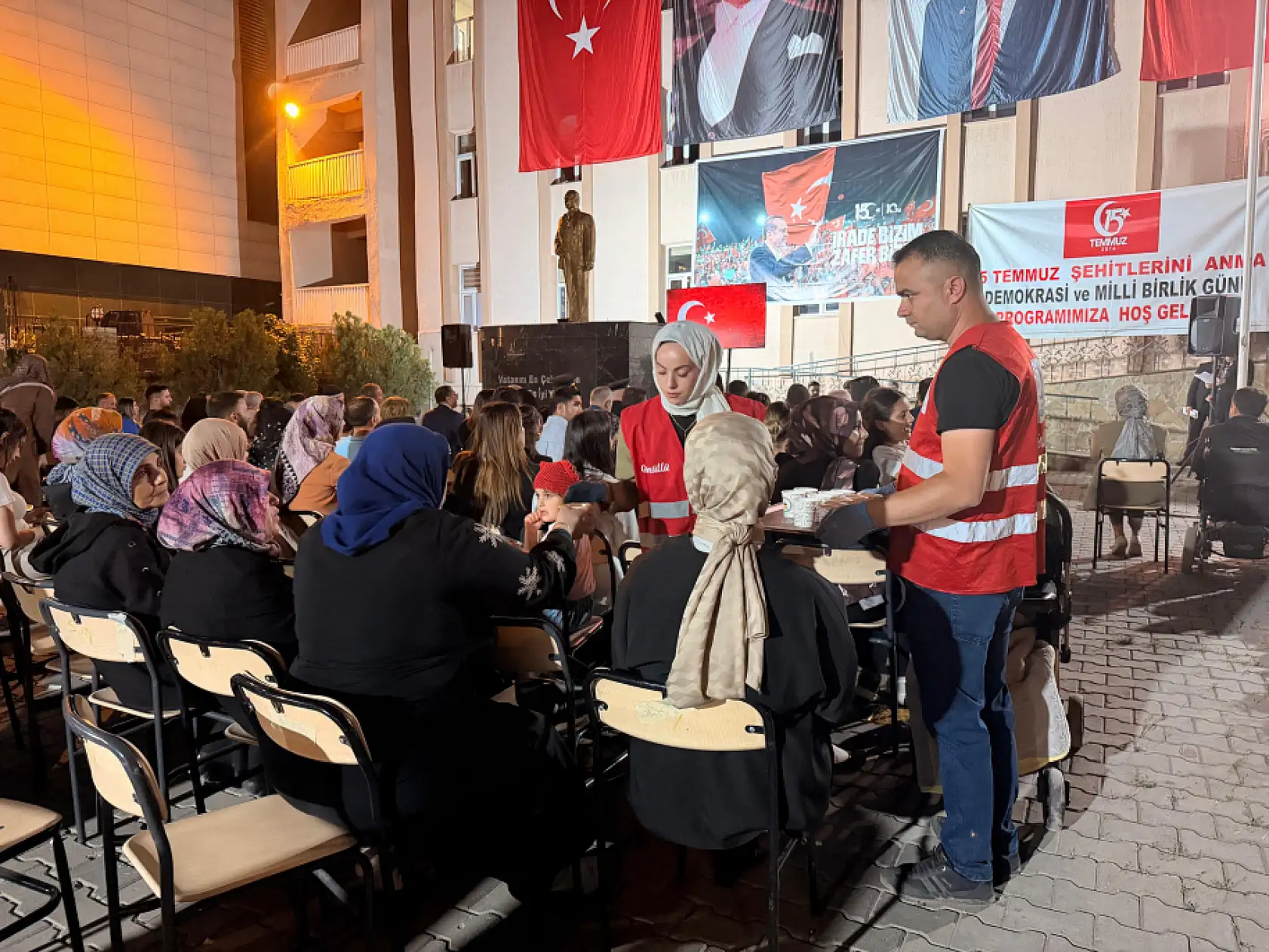 Kızılay gönüllülerinden demokrasi nöbetine anlamlı destek