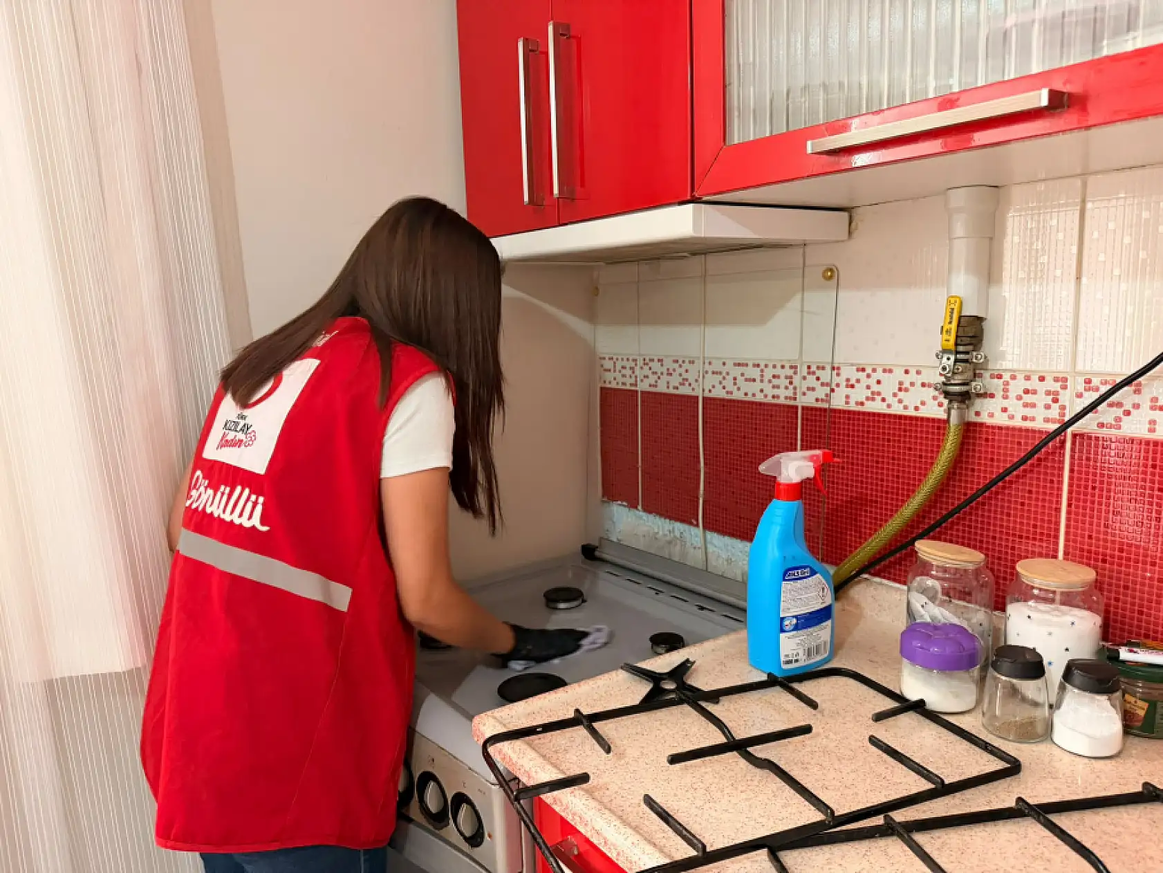 Kızılay gönüllülerinden örnek davranış! yaşlı vatandaşın evini temizlediler