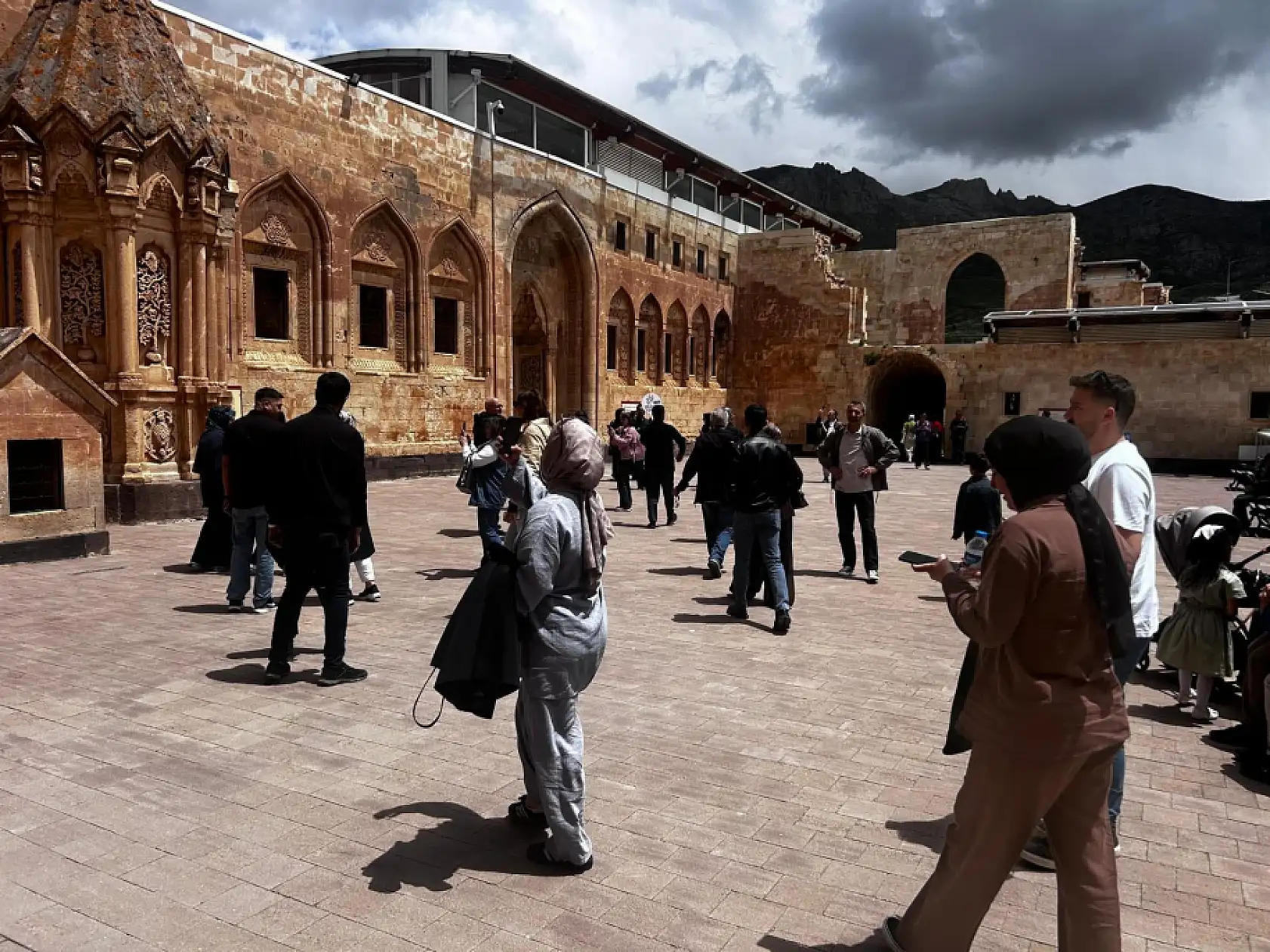 Kurban Bayramı'nda İshak Paşa Sarayı ziyaretçi akınına uğradı