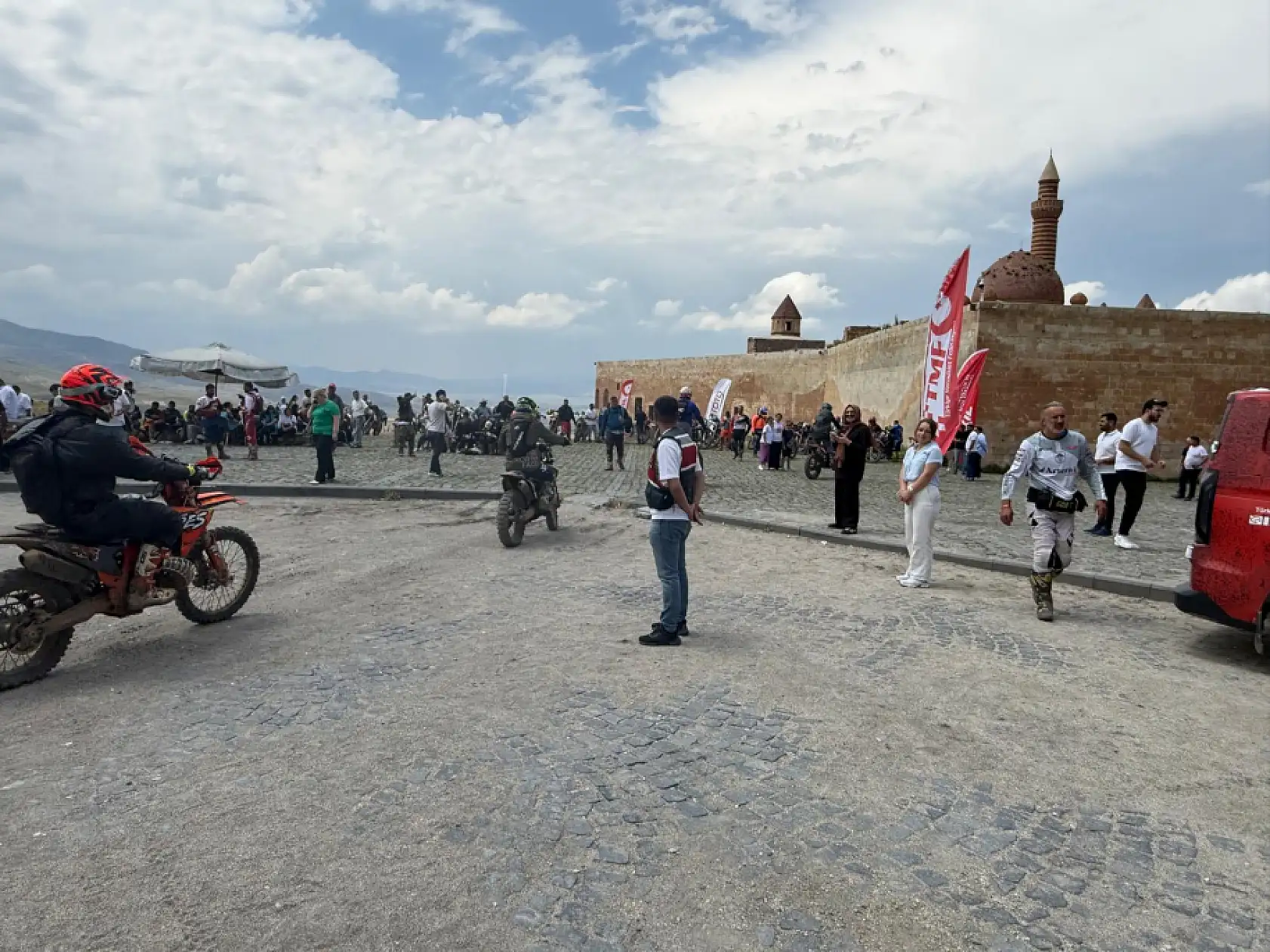 Motosiklet tutkunları İshak Paşa Sarayı'nda buluştu