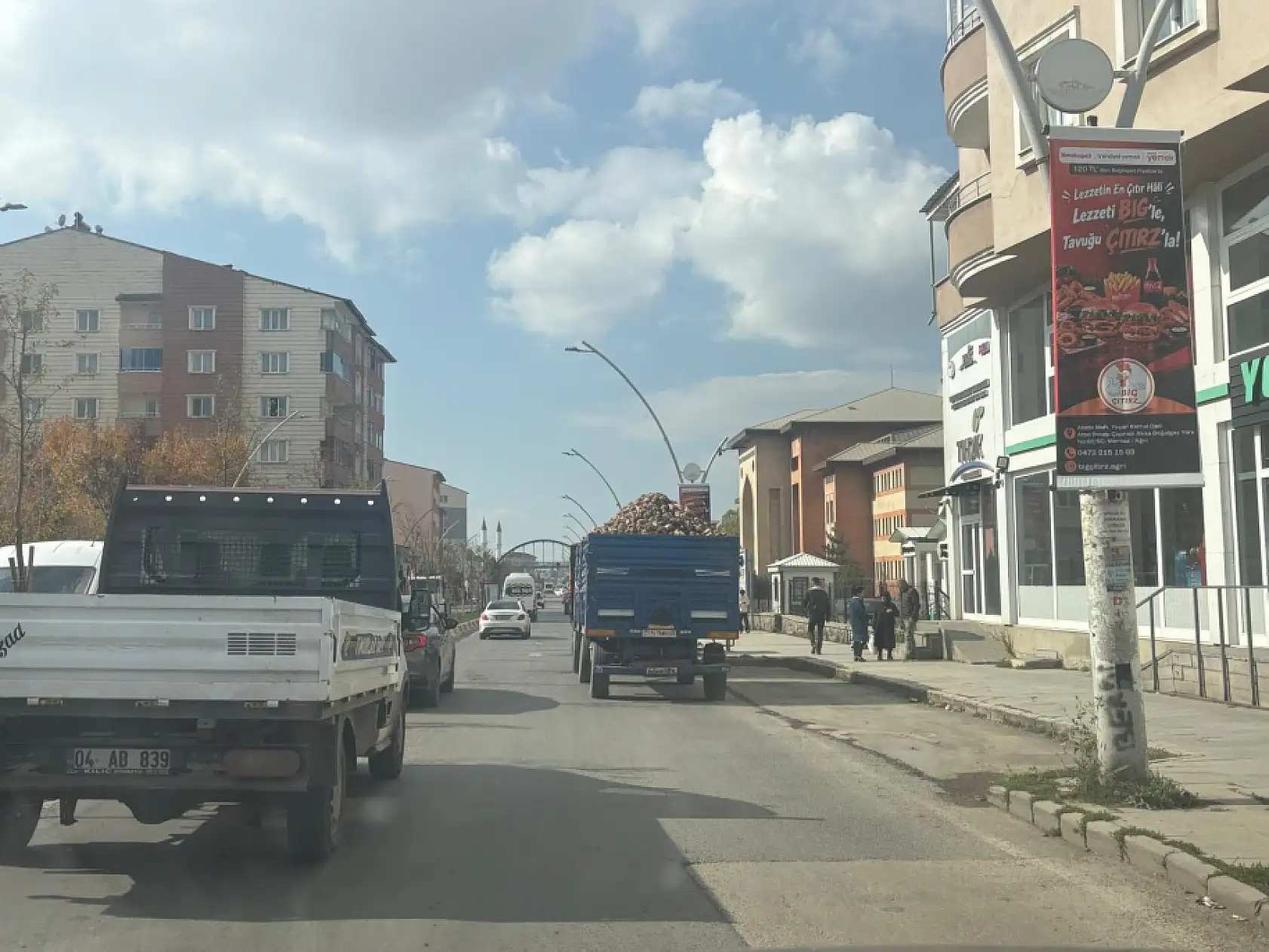 Ağrı'da pancar yüklü traktörler tehlike saçıyor! Çetin'den acil önlem çağrısı