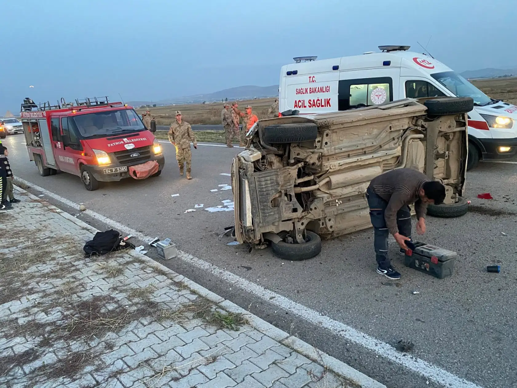 Patnos'ta 7 kişinin bulunduğu araç takla attı! 1 kişi ağır yaralandı