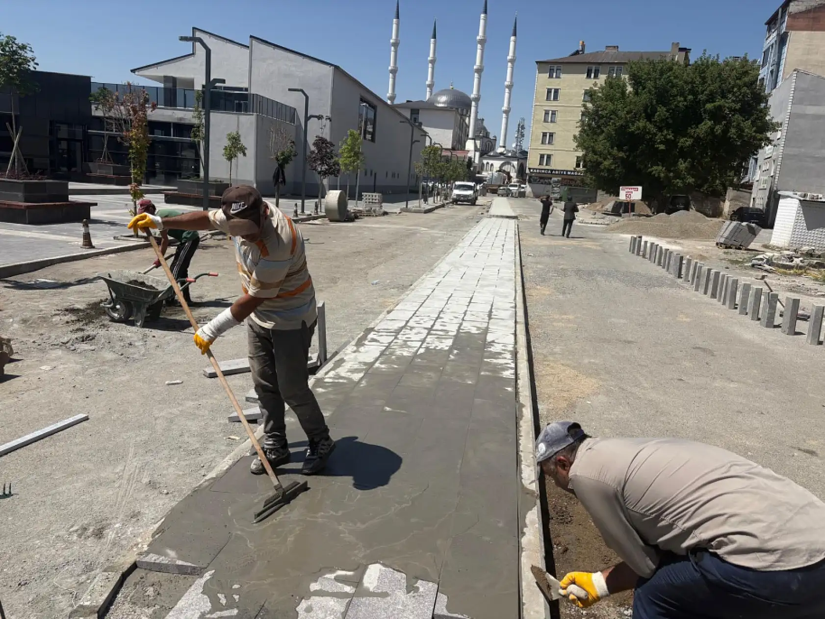 Şakiro Kent Meydanı çevresindeki araç yoğunluğuna yeni düzenleme