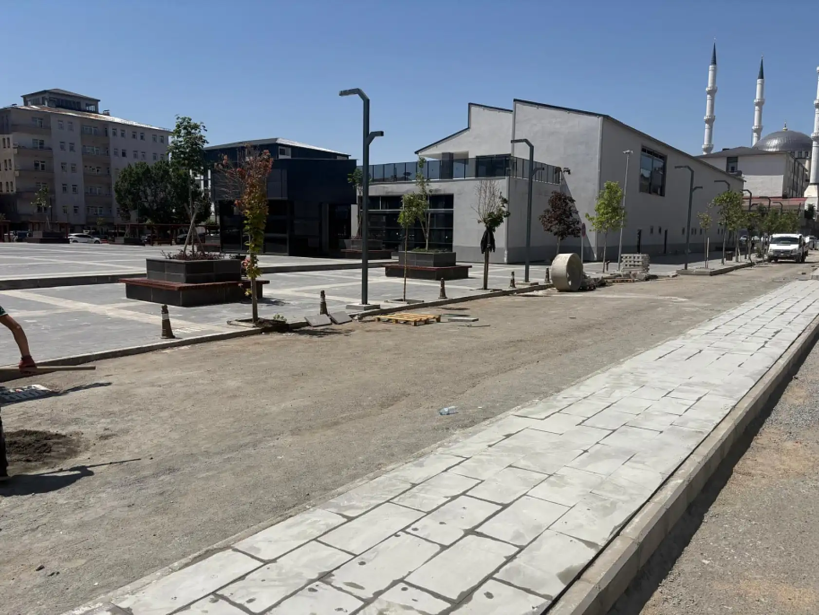 Şakiro Kent Meydanı çevresindeki araç yoğunluğuna yeni düzenleme