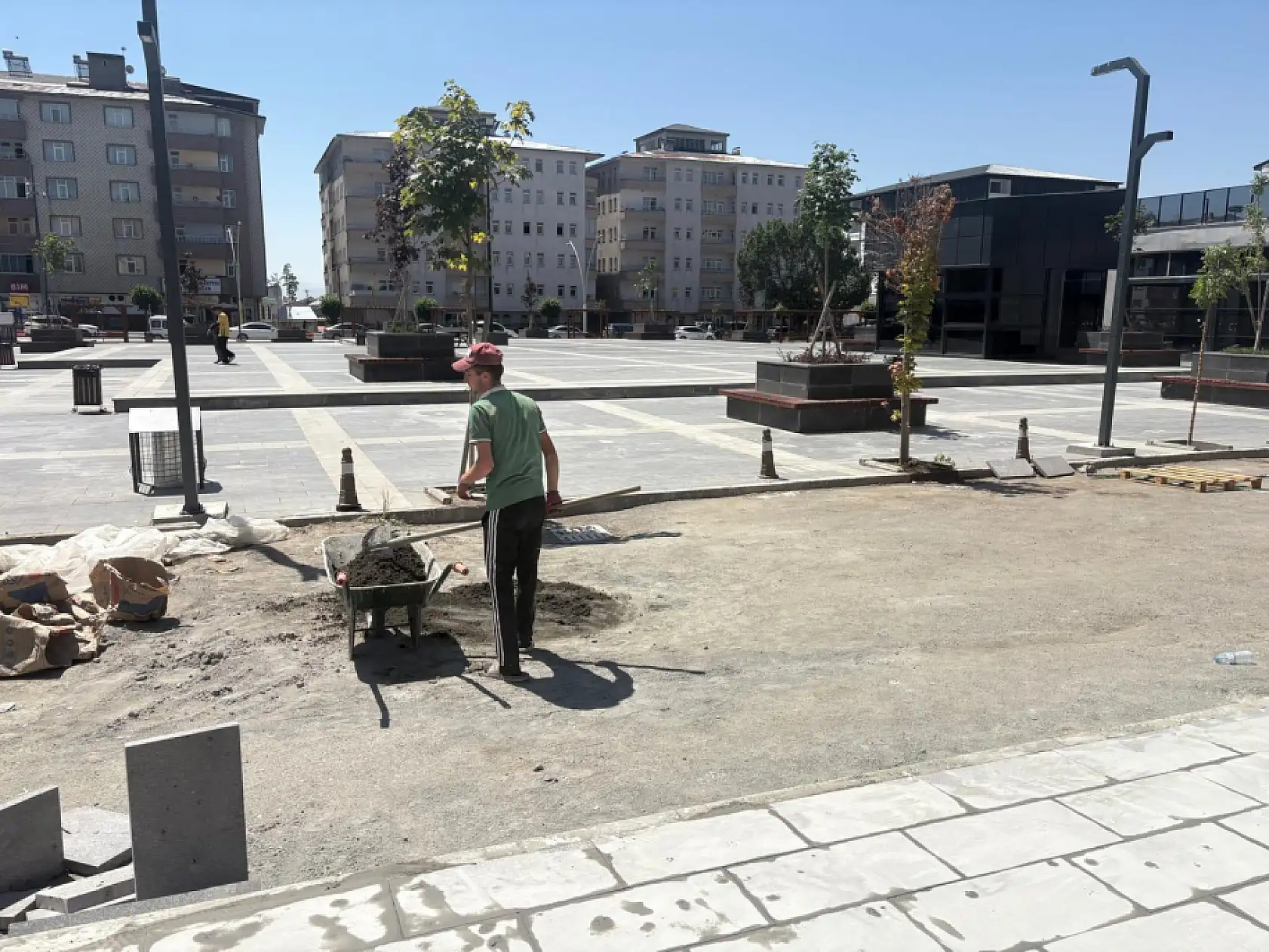Şakiro Kent Meydanı çevresindeki araç yoğunluğuna yeni düzenleme