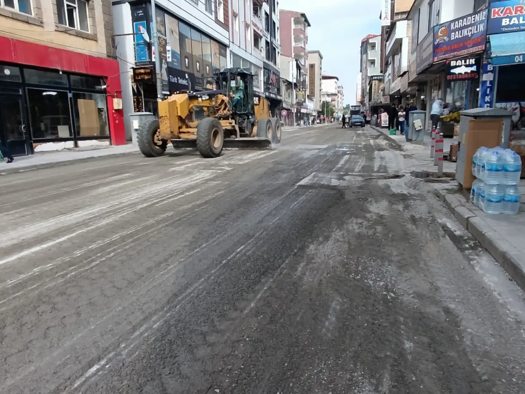 Ağrı'da aynı anda kazılan yollar trafiği kilitledi