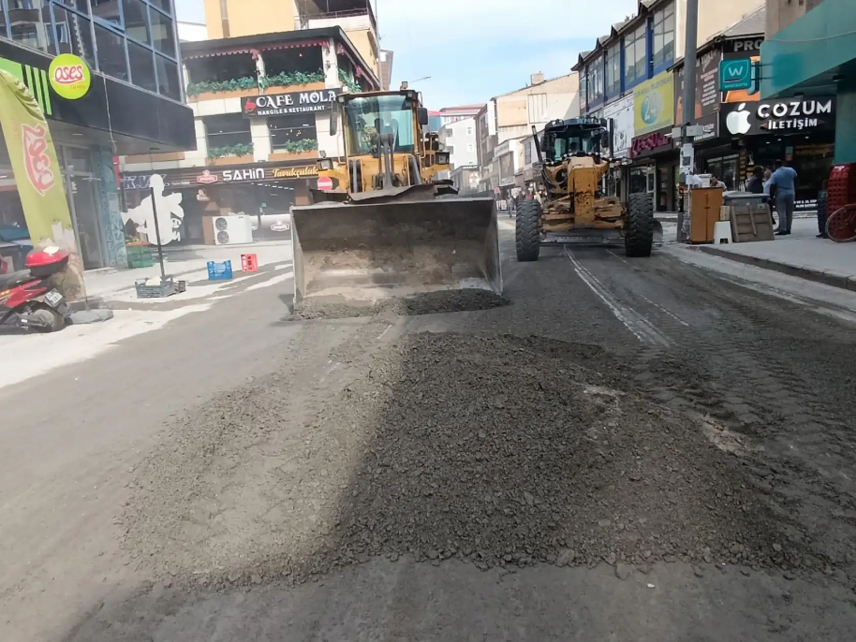 Ağrı'da aynı anda kazılan yollar trafiği kilitledi