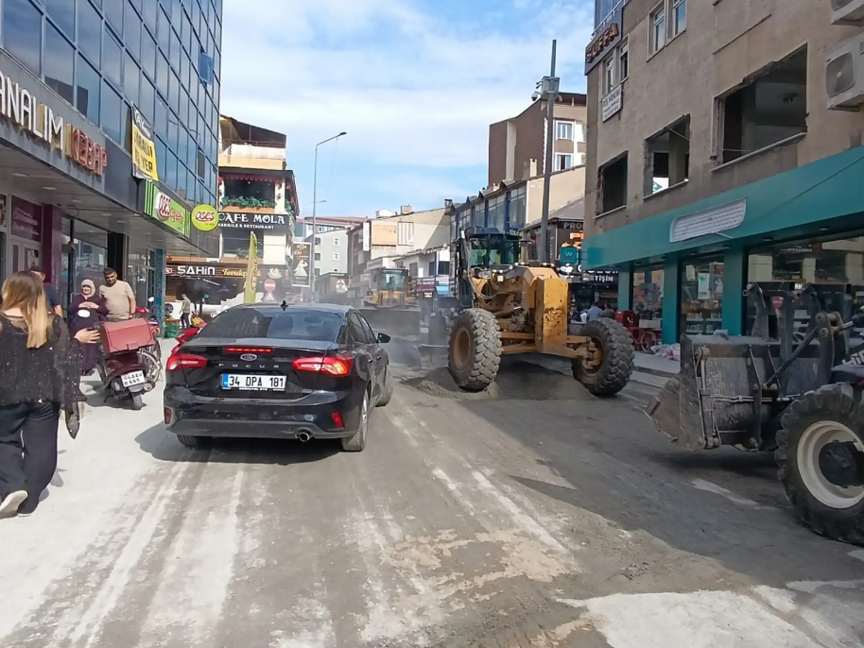 Ağrı'da aynı anda kazılan yollar trafiği kilitledi