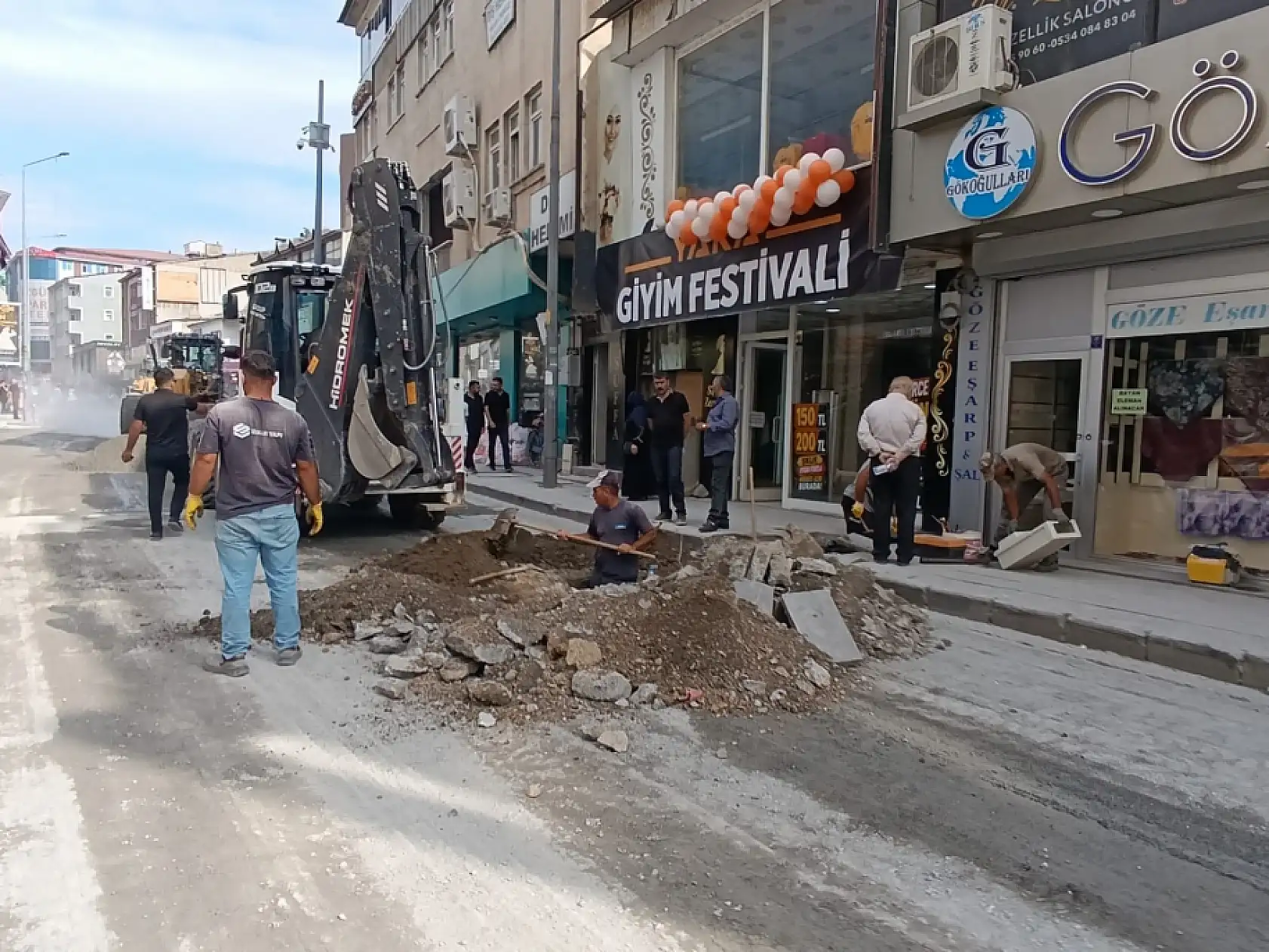 Ağrı'da aynı anda kazılan yollar trafiği kilitledi