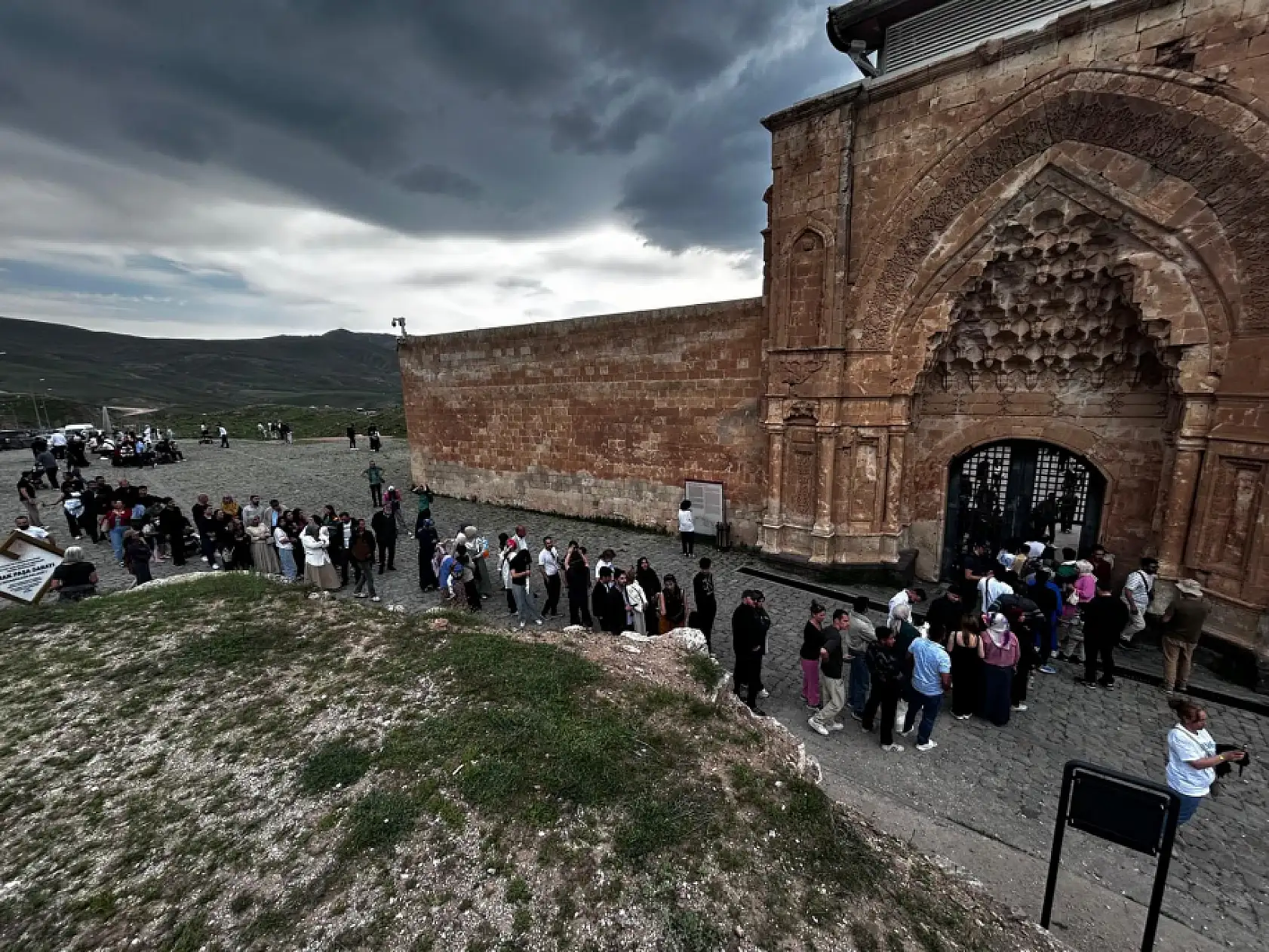 Bayramın son gününde İshak Paşa Sarayı ziyaretçi akınına uğradı