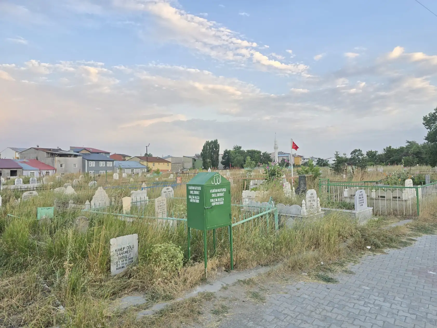 Ağrı'da mezarlıktaki Kur'an kutusu vatandaşlardan yoğun ilgi görüyor