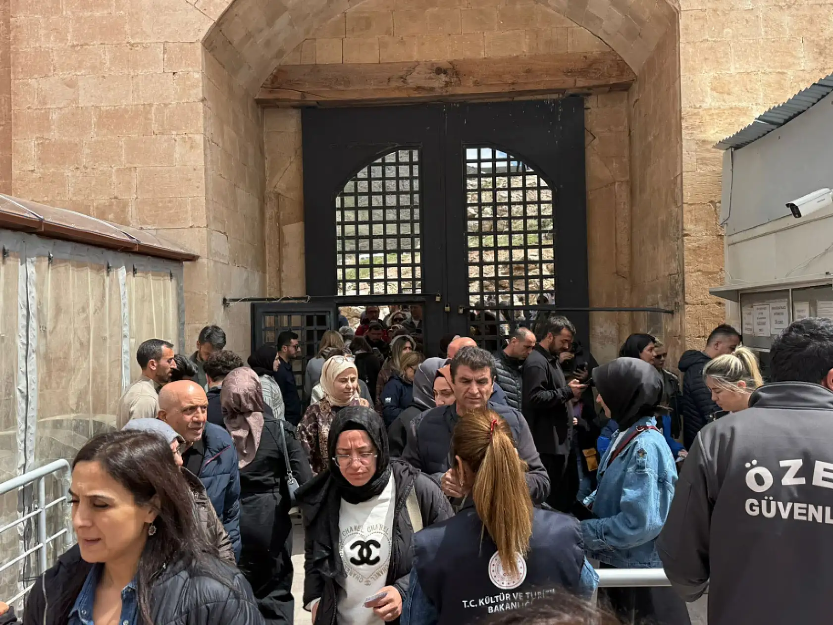 Tarihi sarayda pazar hareketliliği dikkat çekti