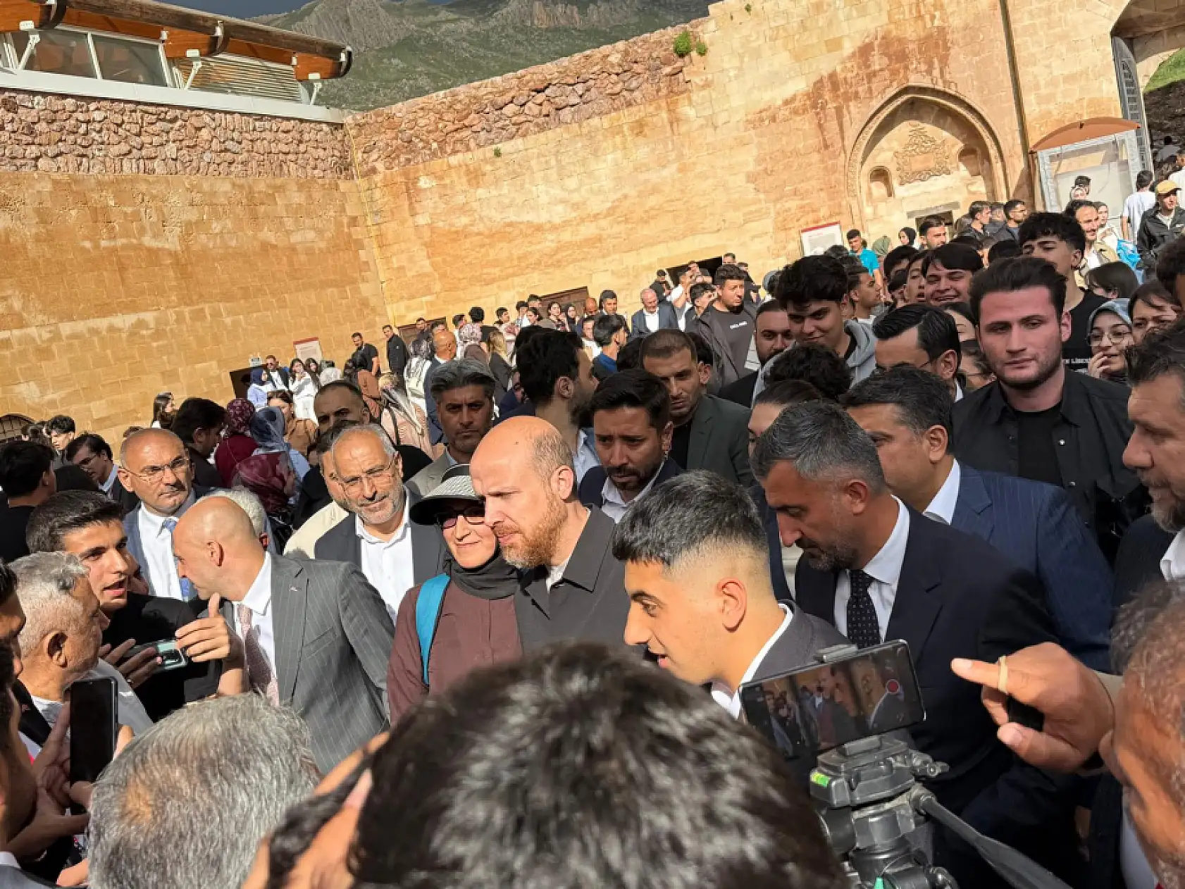 Bilal Erdoğan Tarihi sarayda gençlere seslendi: 'Kimliğimize sahip çıkalım'