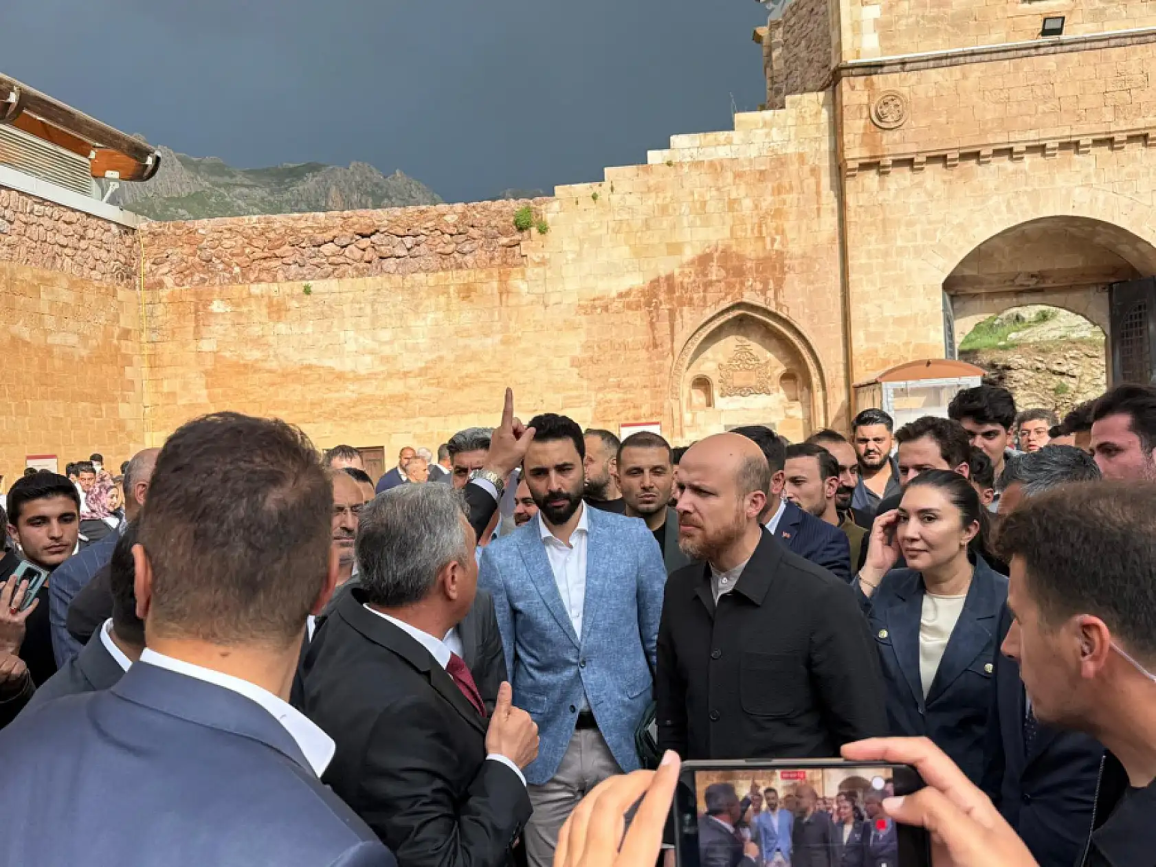 Bilal Erdoğan Tarihi sarayda gençlere seslendi: 'Kimliğimize sahip çıkalım'