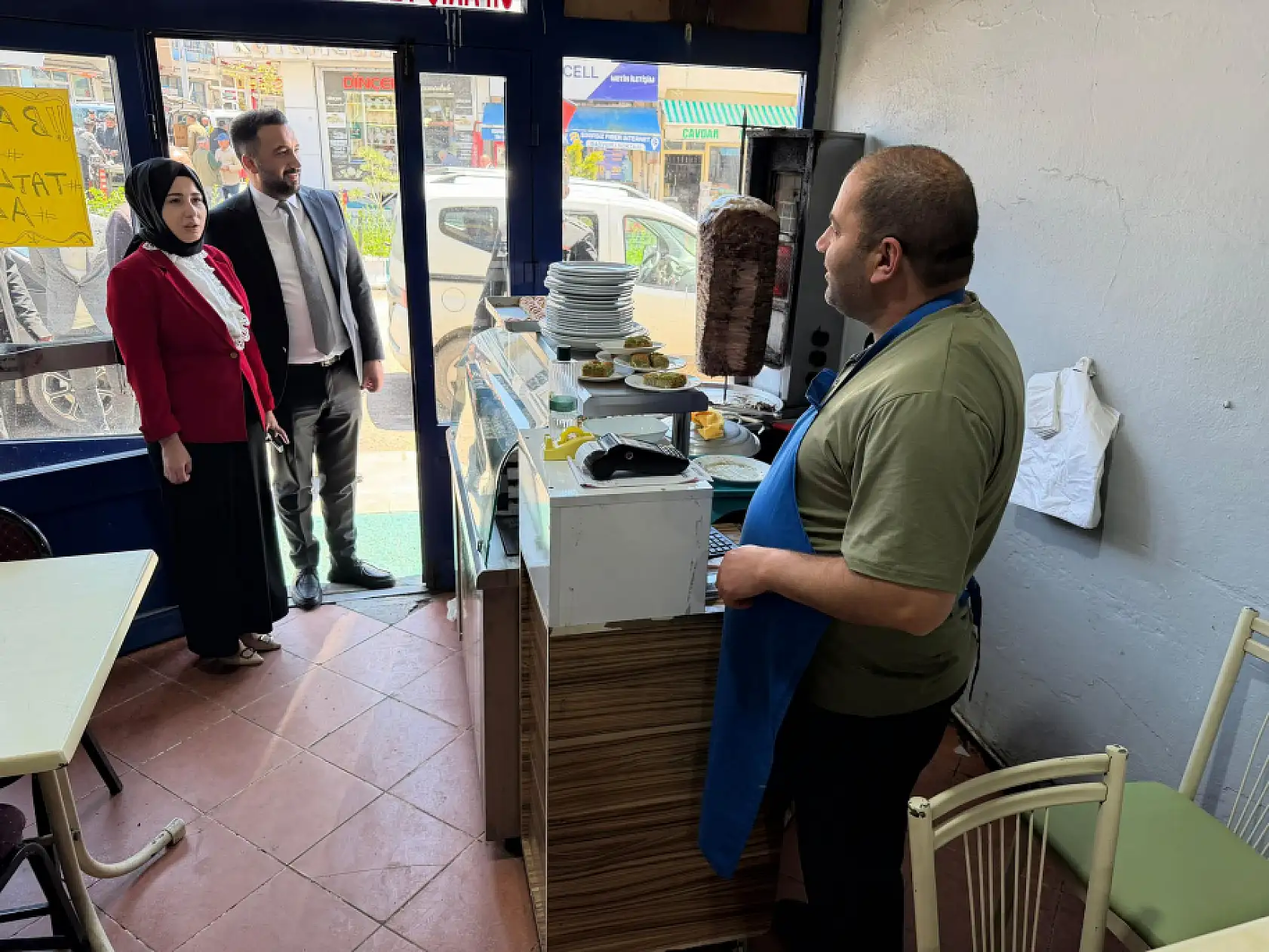 Ağrı'nın tek kadın kaymakamı esnafın bayramını kutladı