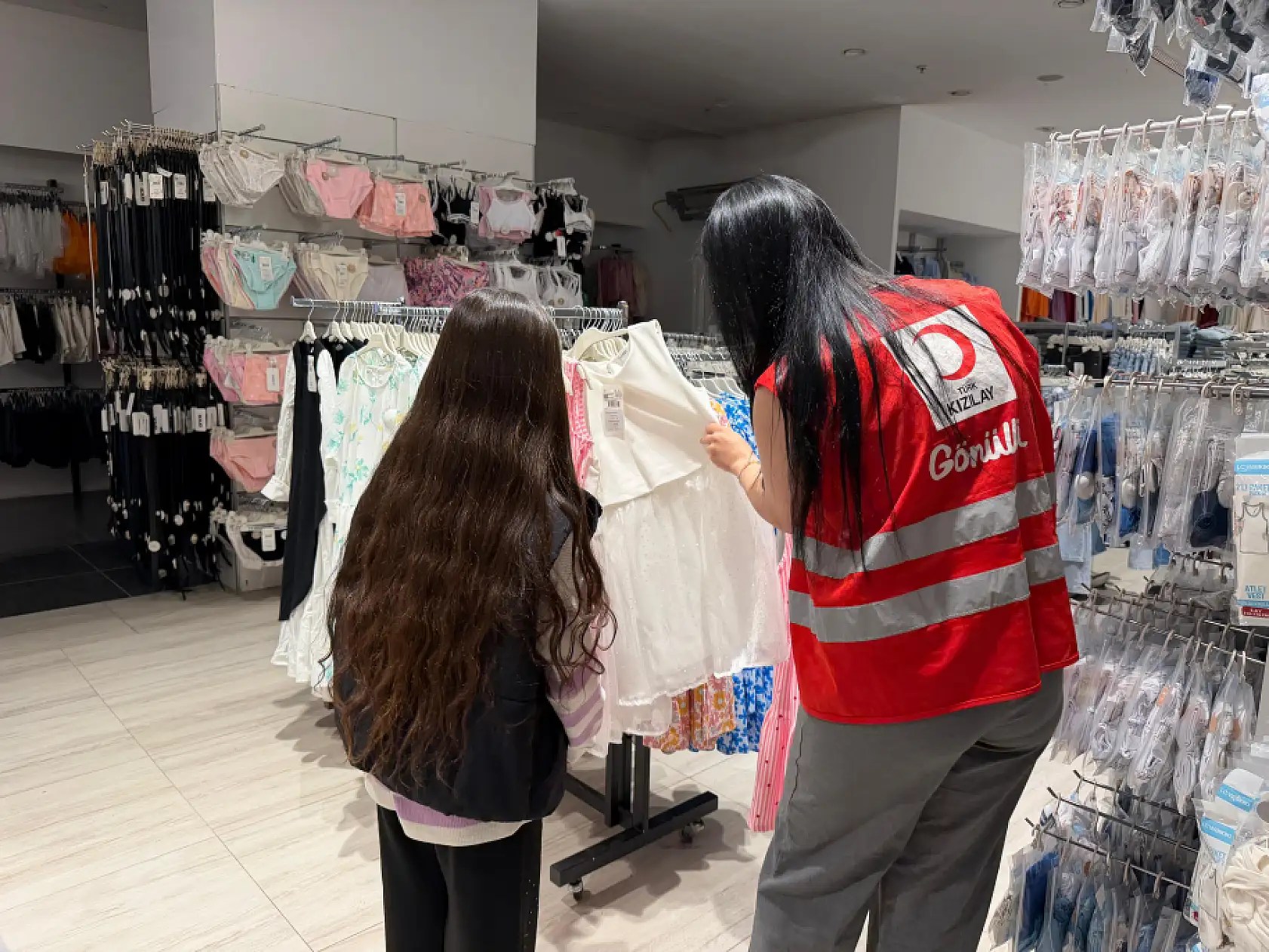 Türk Kızılayı çocukların bayram hayalini gerçekleştirdi