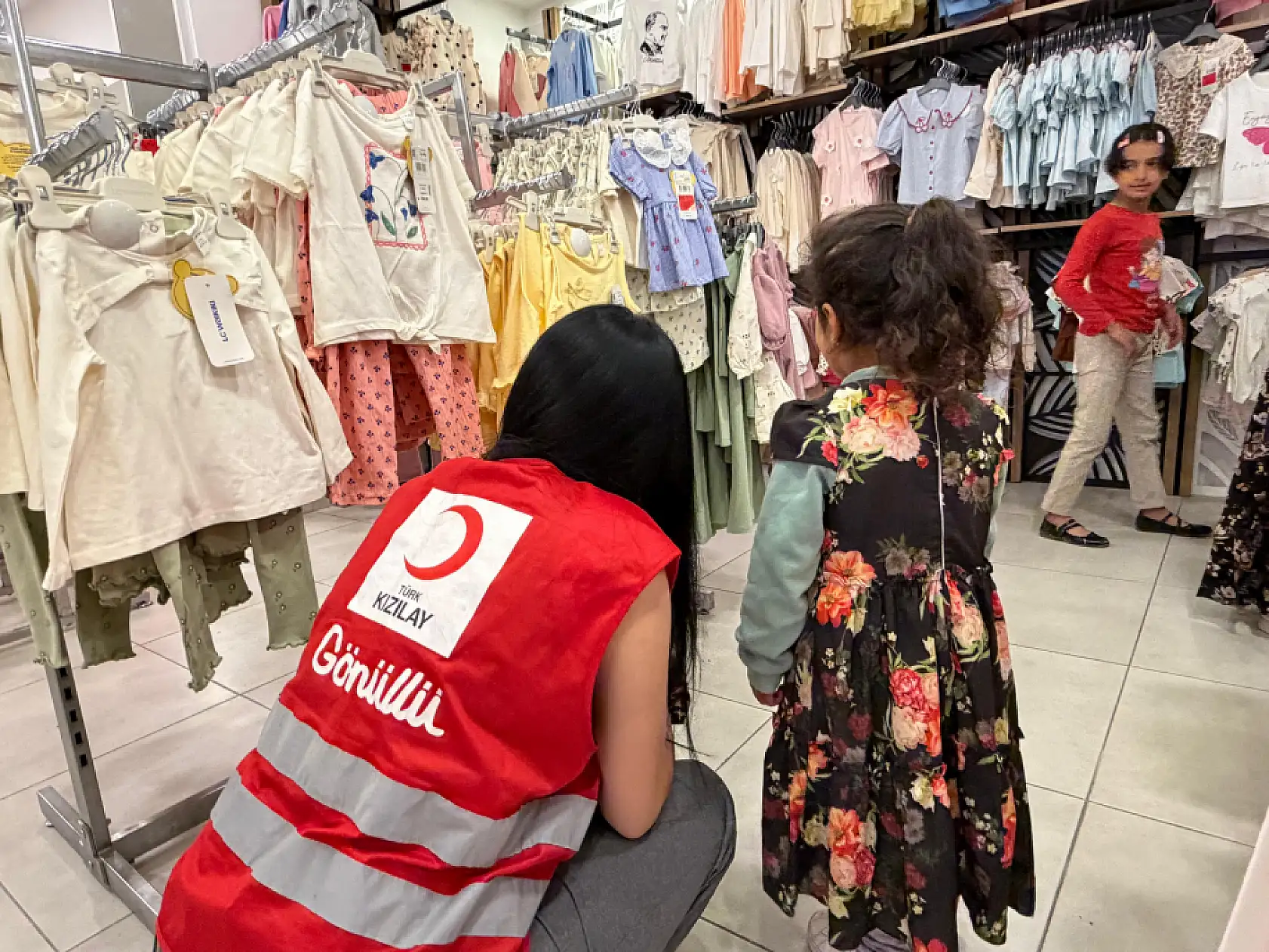 Türk Kızılayı çocukların bayram hayalini gerçekleştirdi