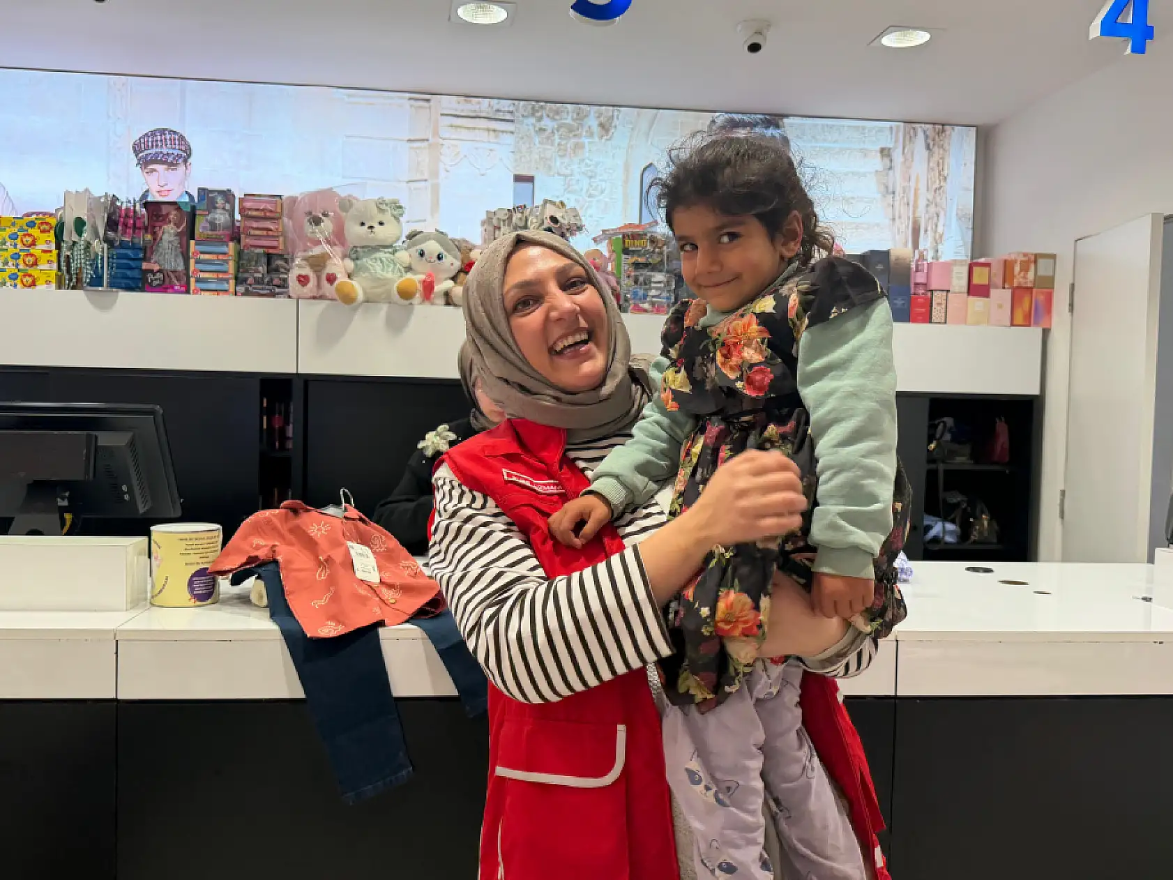 Türk Kızılayı çocukların bayram hayalini gerçekleştirdi