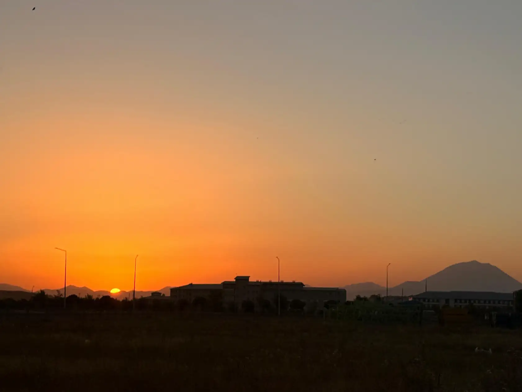Ağrı'da gün batımının eşsiz tonu gökyüzünü kapladı