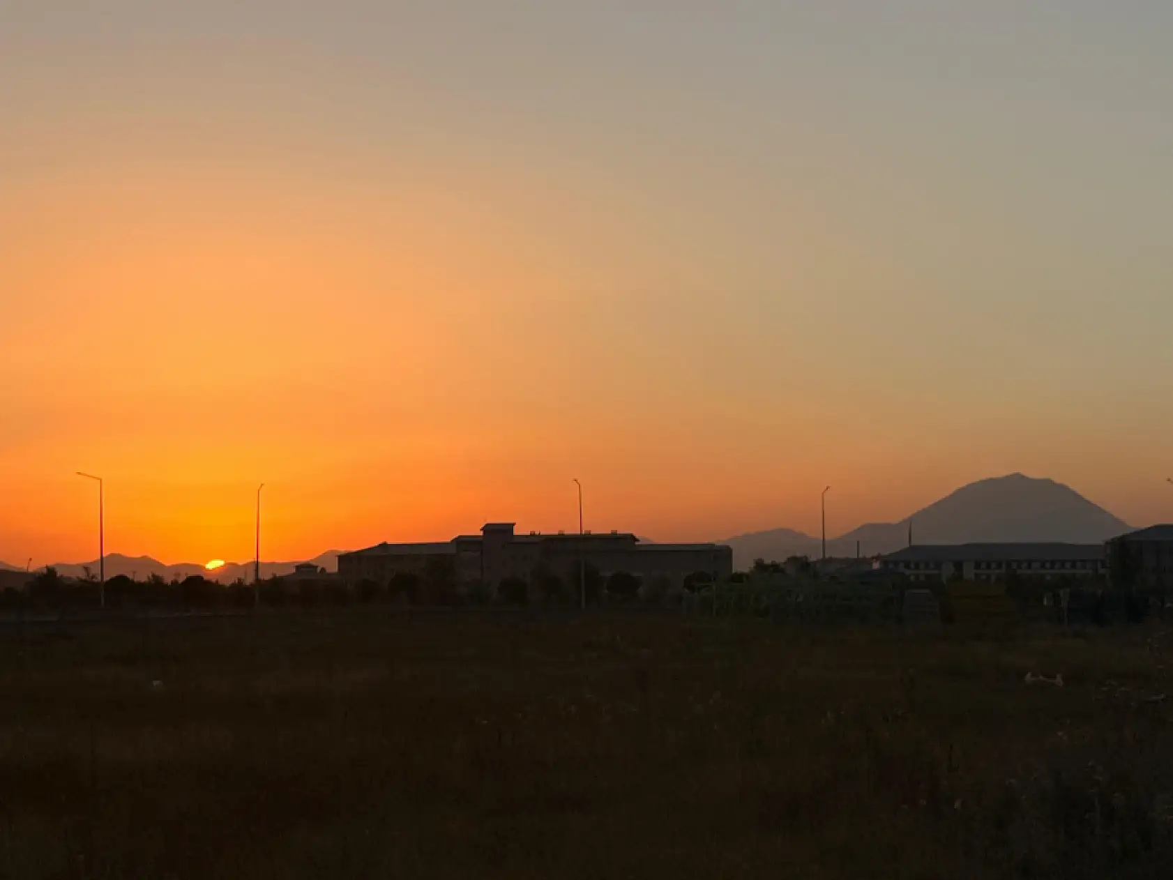 Ağrı'da gün batımının eşsiz tonu gökyüzünü kapladı