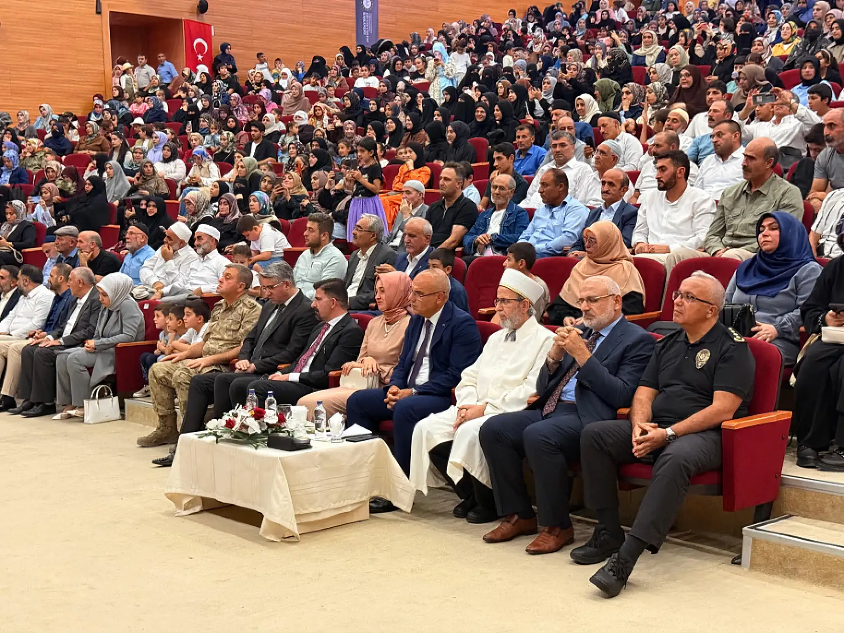 Kur'an nesli yetişiyor: Ağrı'da 117 hafız belgelerini aldı