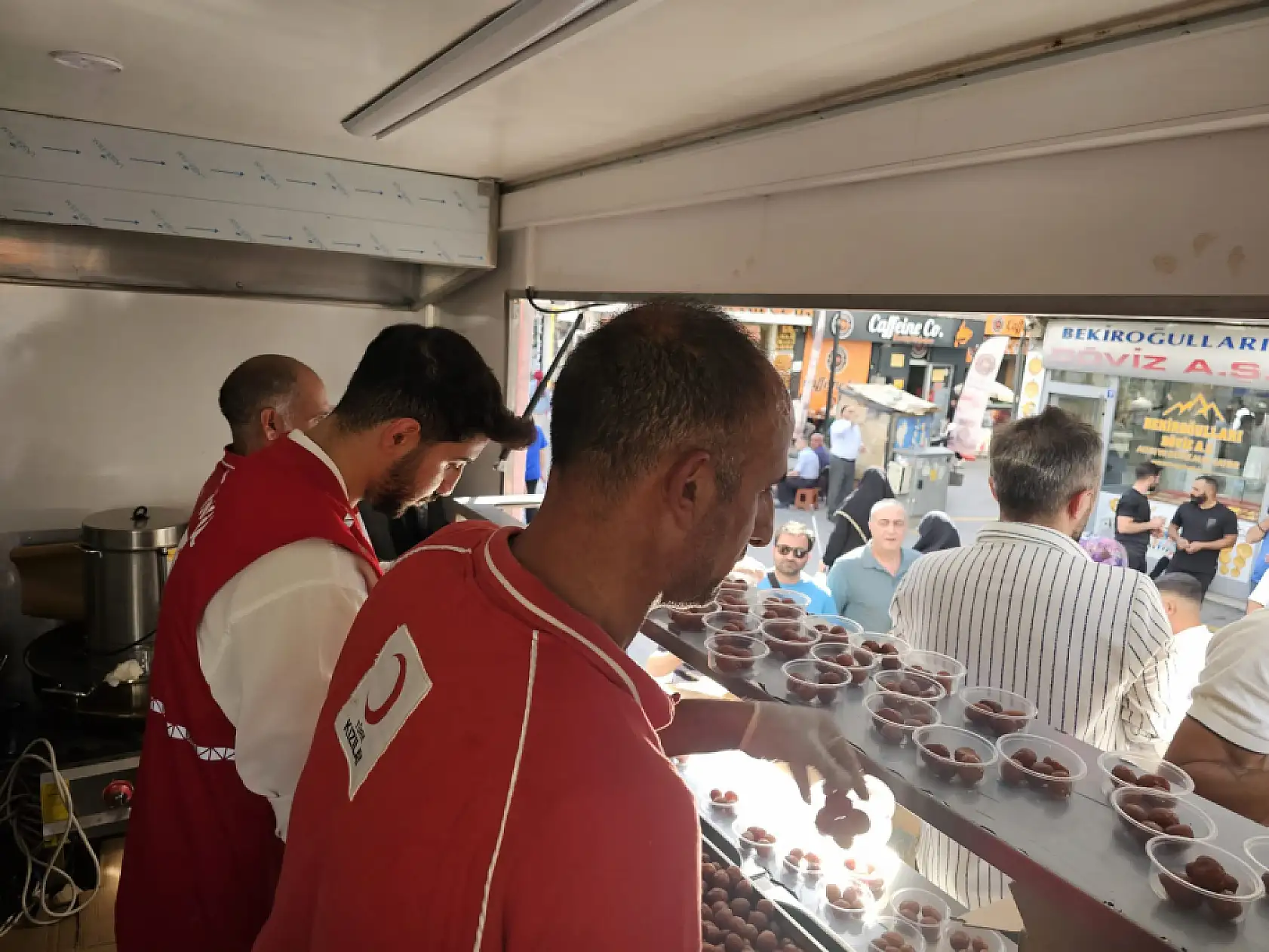 Ağrı'da Kızılay iş birliğiyle hayır etkinliği: Vatandaşlara lokma dağıtıldı