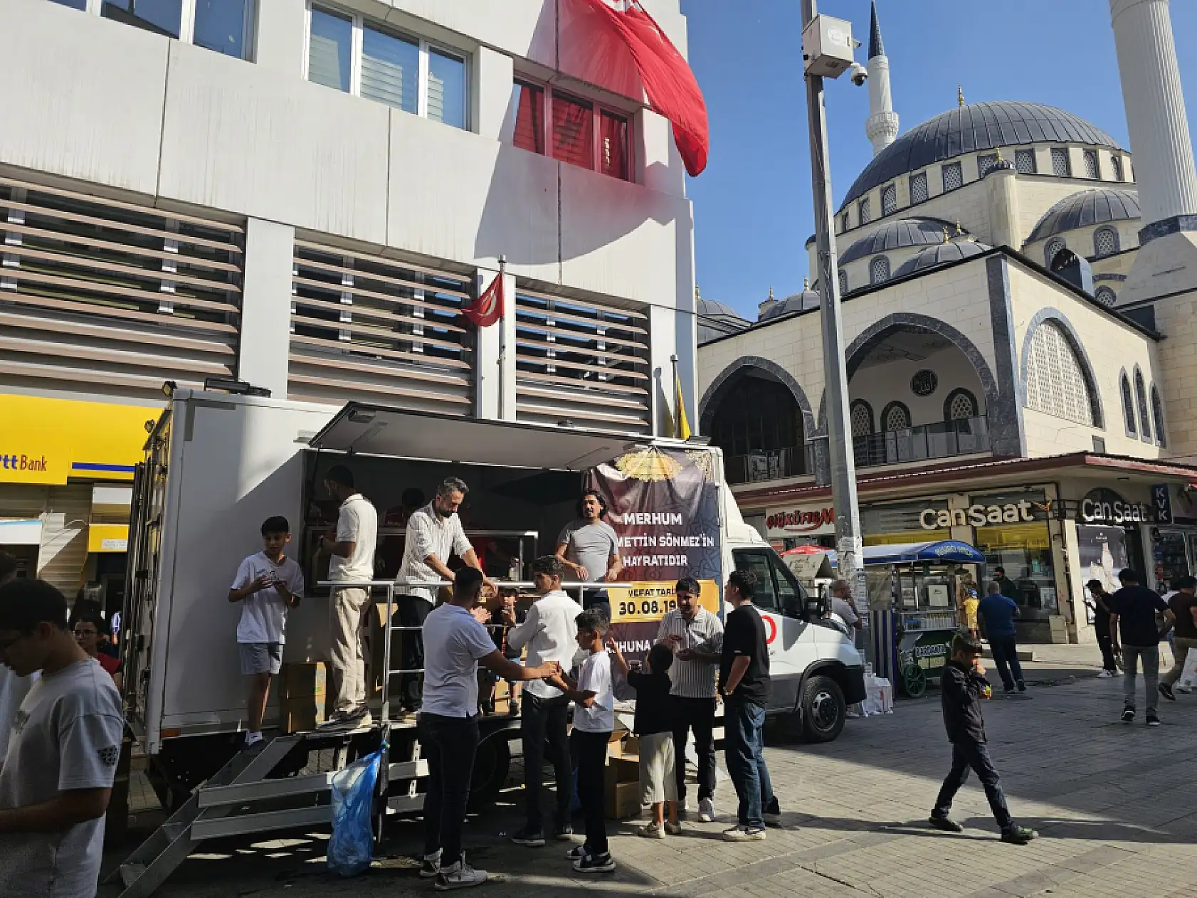 Ağrı'da Kızılay iş birliğiyle hayır etkinliği: Vatandaşlara lokma dağıtıldı