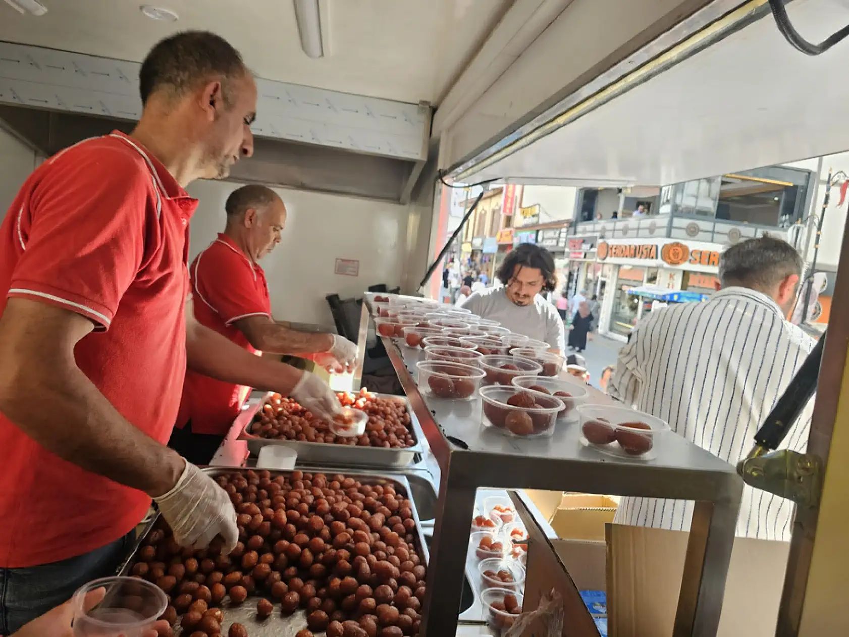 Ağrı'da Kızılay iş birliğiyle hayır etkinliği: Vatandaşlara lokma dağıtıldı