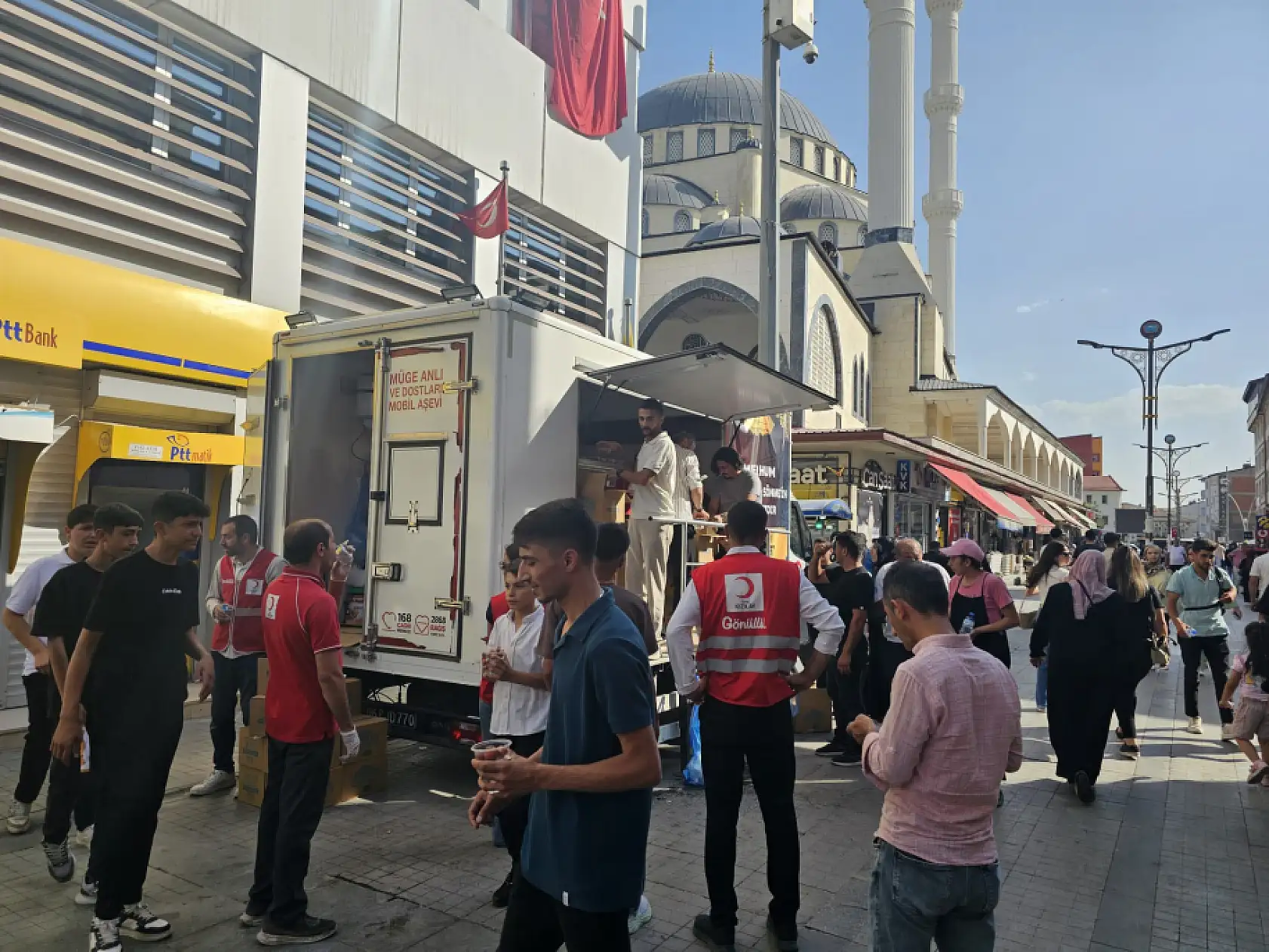 Ağrı'da Kızılay iş birliğiyle hayır etkinliği: Vatandaşlara lokma dağıtıldı