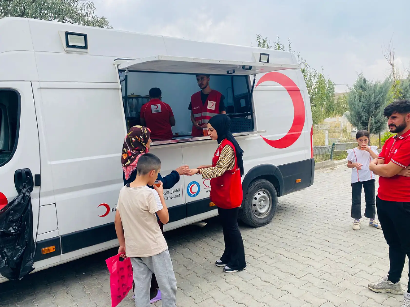 Doğubayazıt'ta Kızılay gönüllüleri vatandaşa serinlik ikram etti