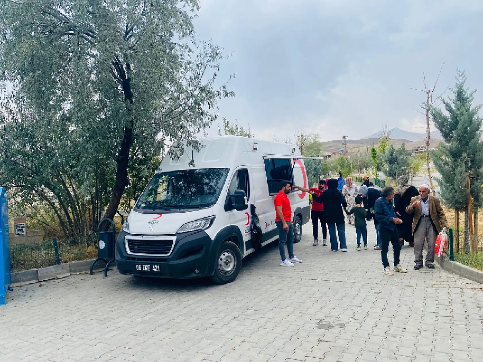 Doğubayazıt'ta Kızılay gönüllüleri vatandaşa serinlik ikram etti