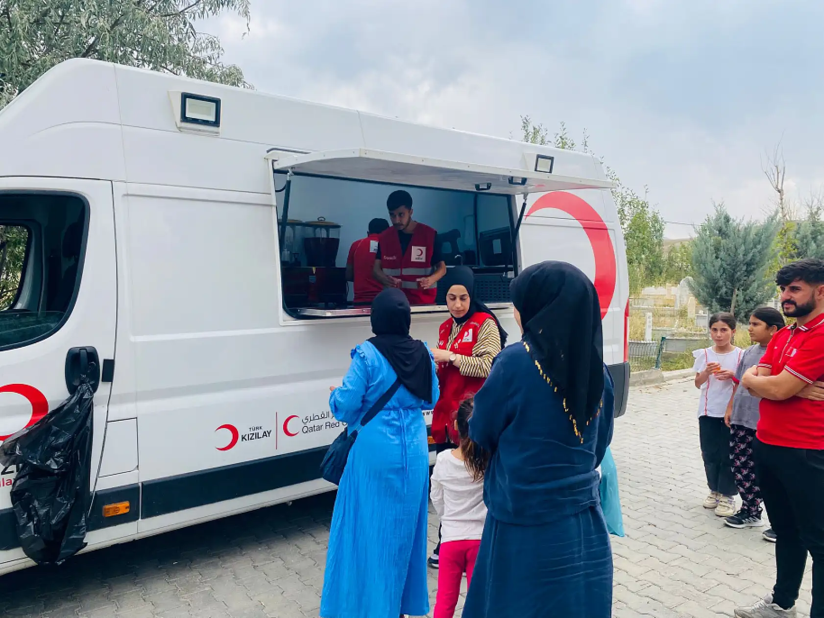 Doğubayazıt'ta Kızılay gönüllüleri vatandaşa serinlik ikram etti