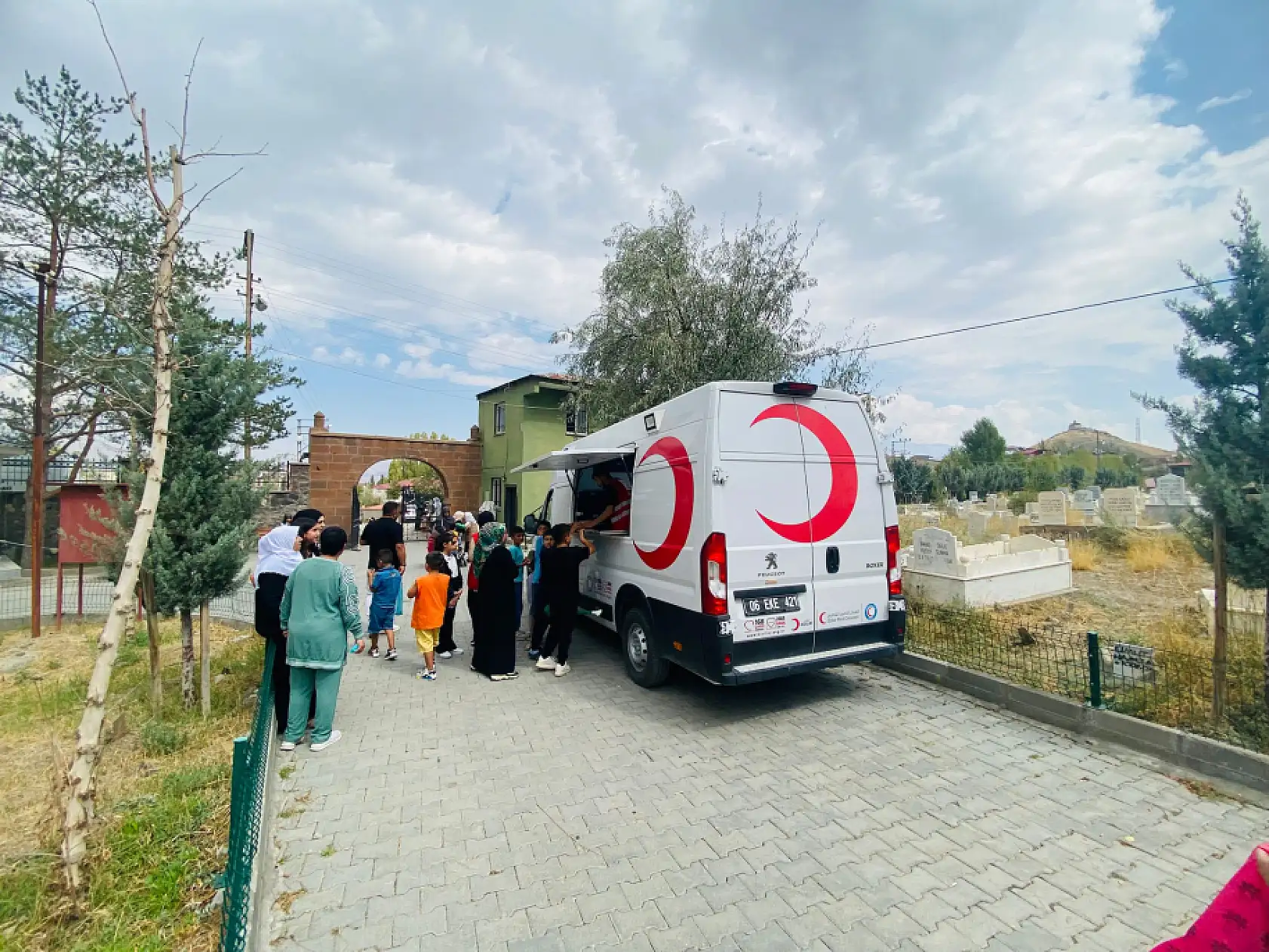 Doğubayazıt'ta Kızılay gönüllüleri vatandaşa serinlik ikram etti