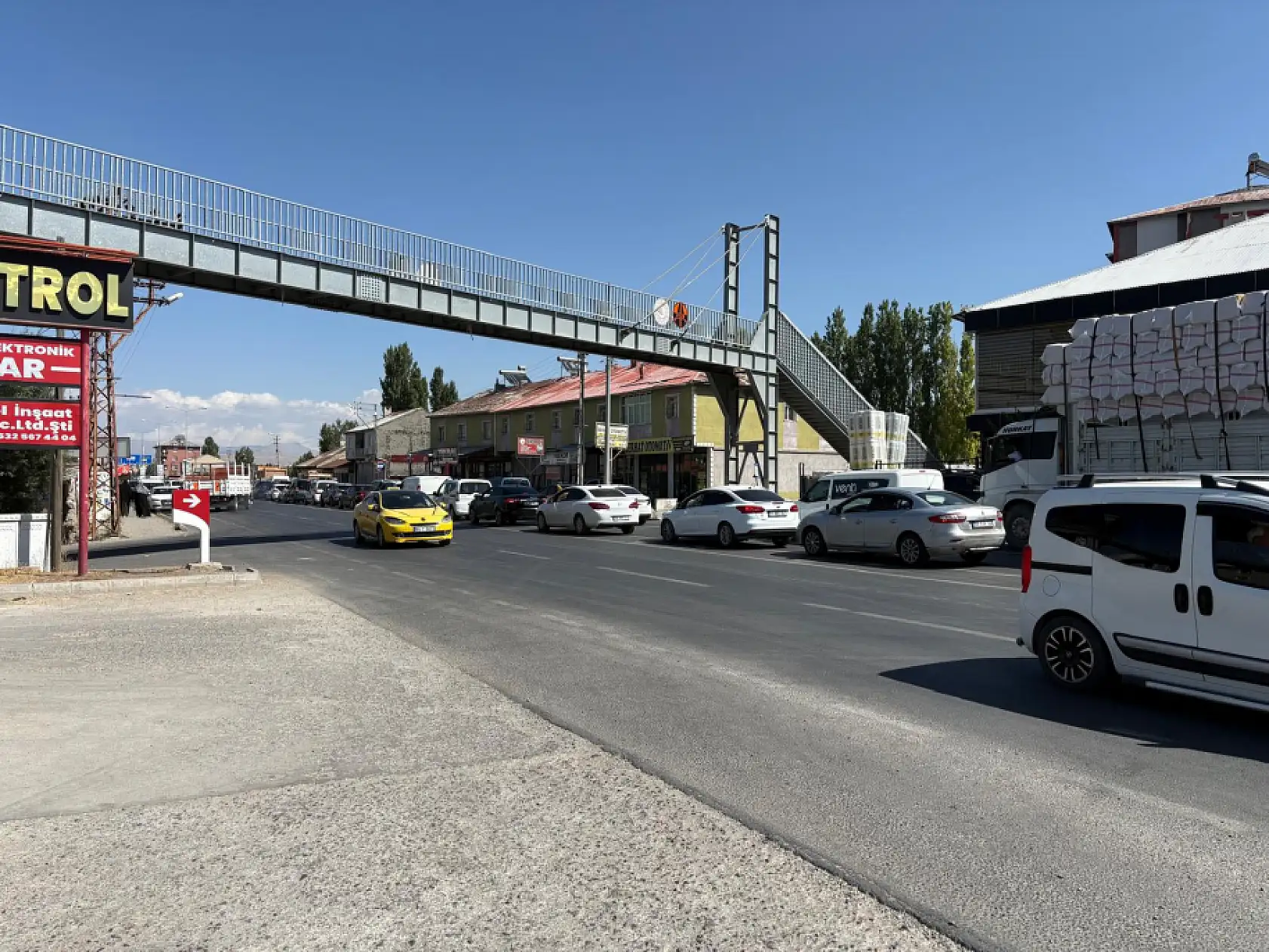 Ağrı şehir girişinde yol çalışmaları trafik akışını aksattı