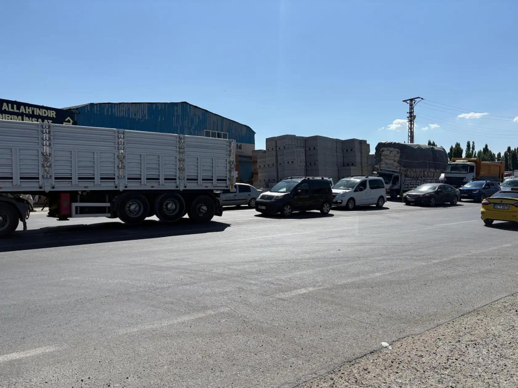 Ağrı şehir girişinde yol çalışmaları trafik akışını aksattı