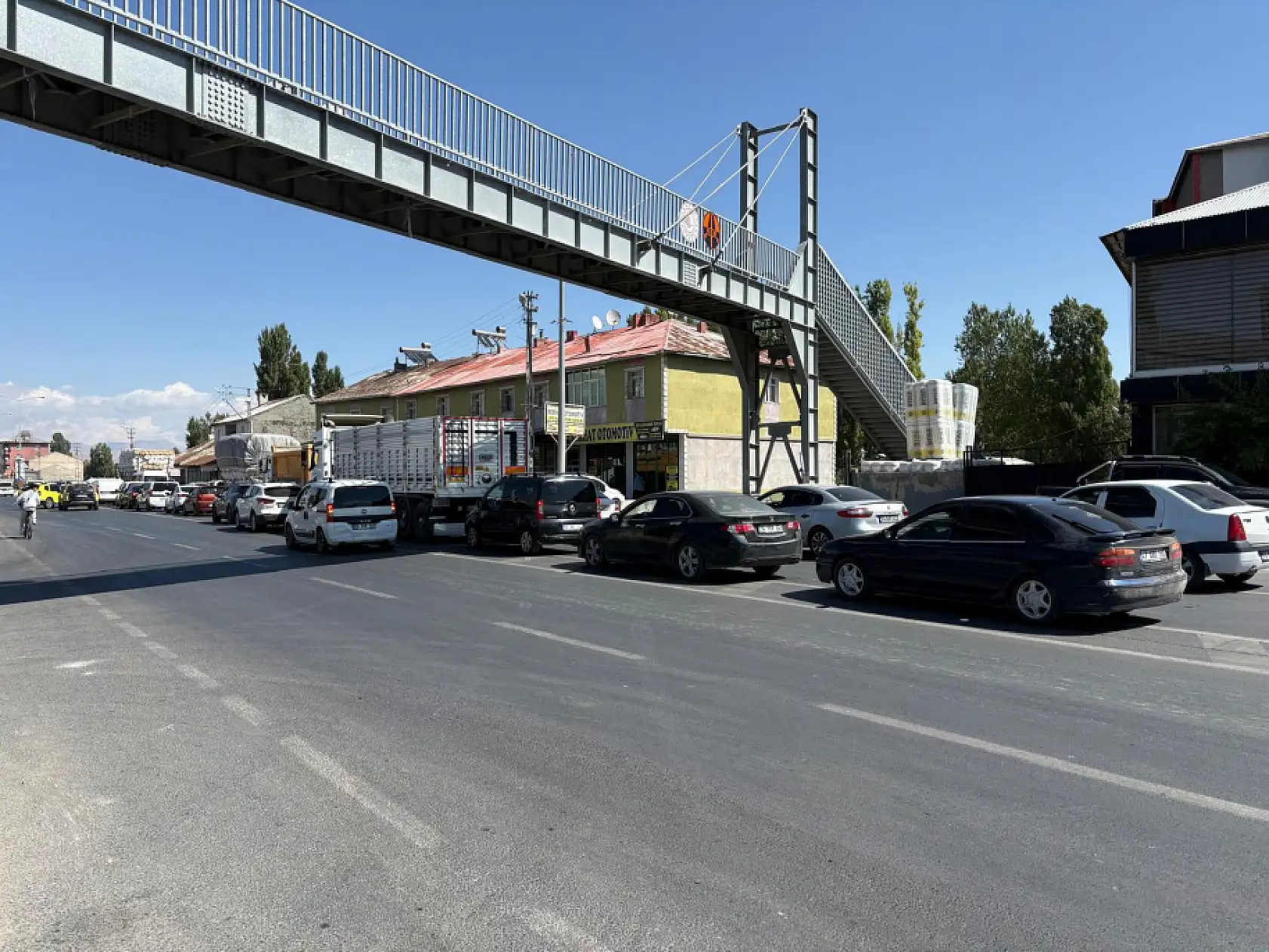 Ağrı şehir girişinde yol çalışmaları trafik akışını aksattı