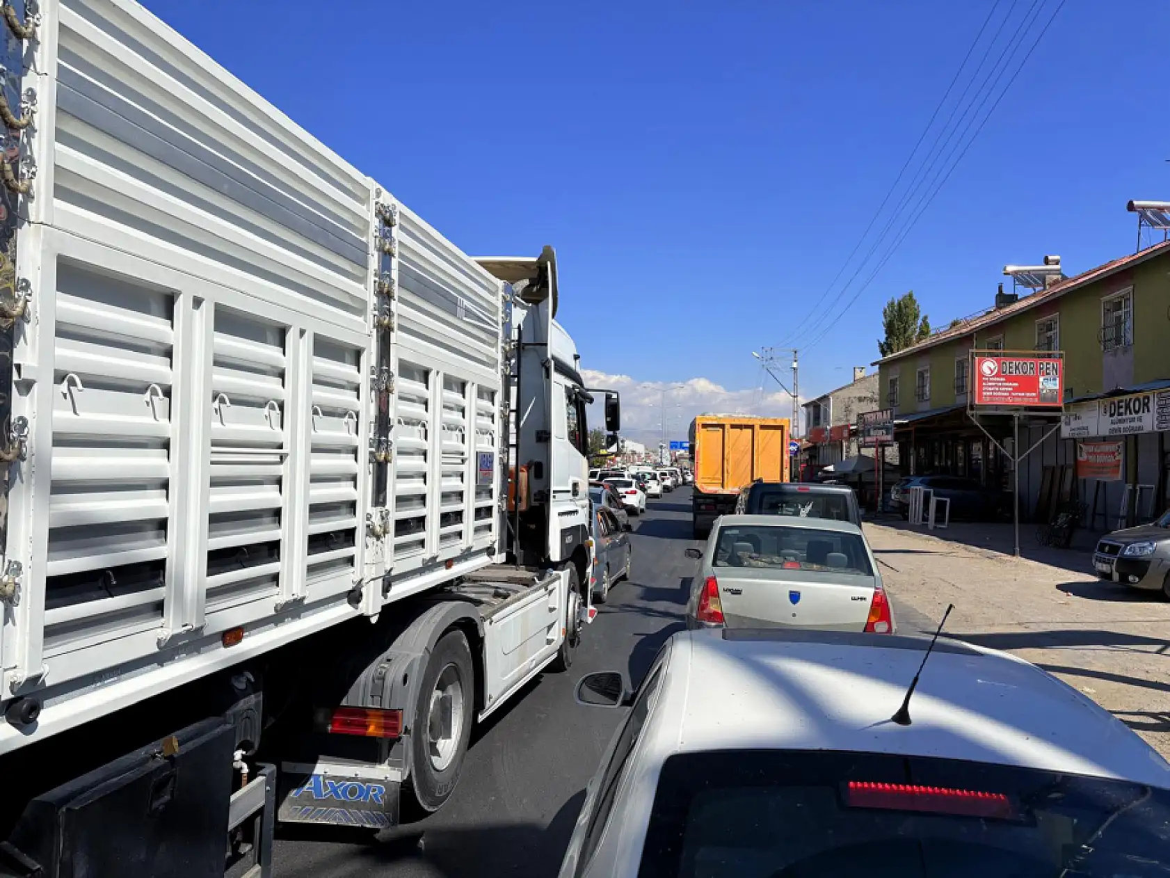 Ağrı şehir girişinde yol çalışmaları trafik akışını aksattı