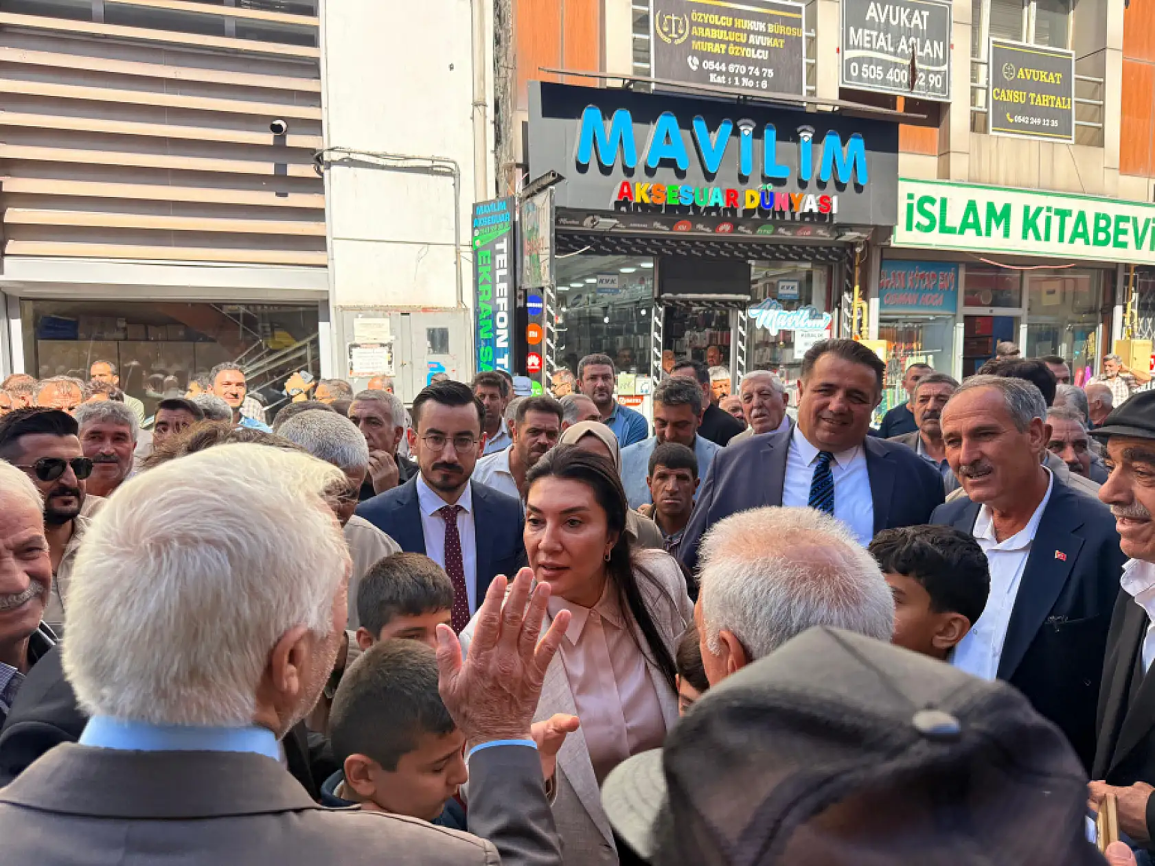 Ağrı'da Bakan Yerlikaya'ya çocuklardan sevgi seli