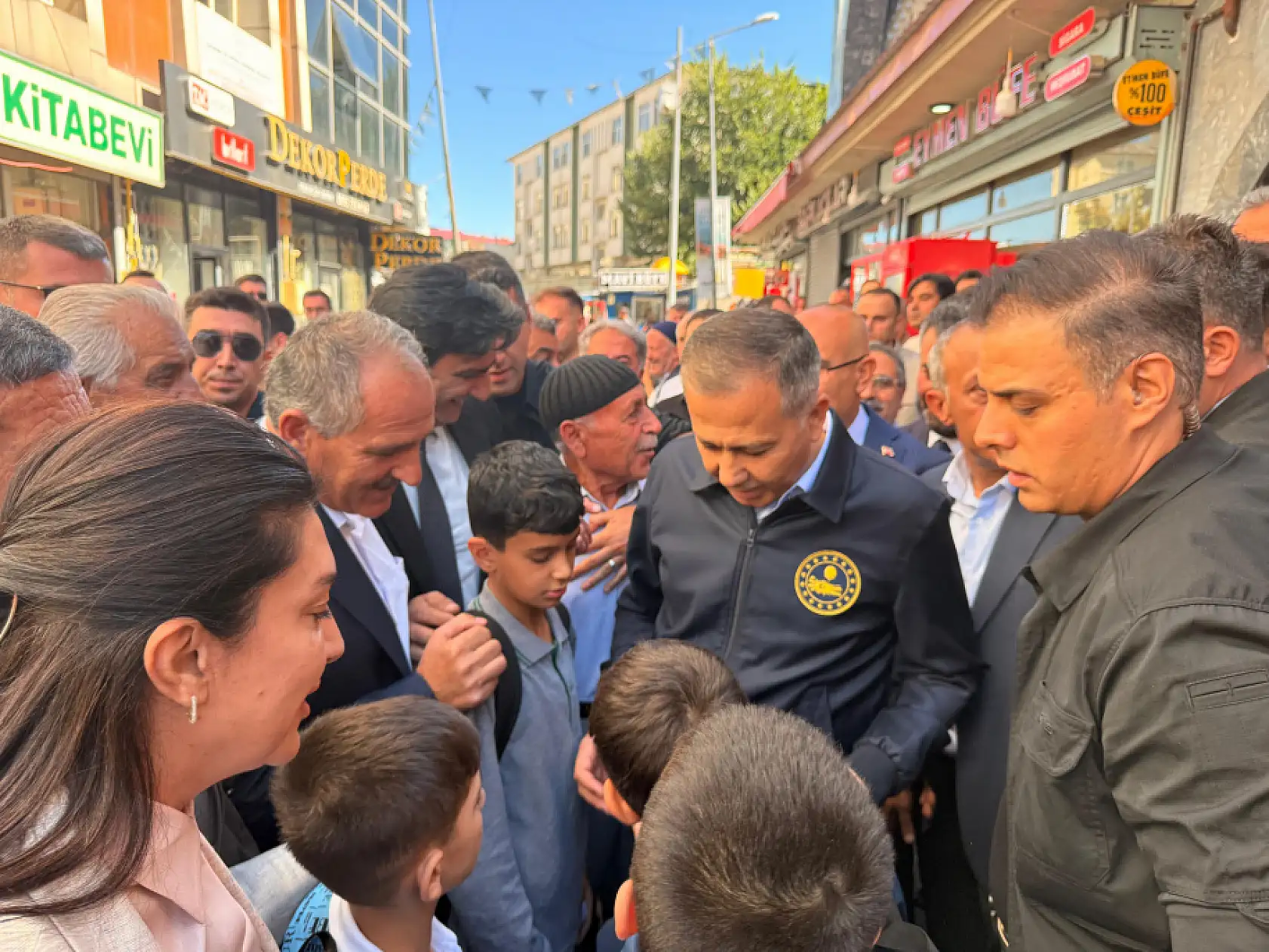 Ağrı'da Bakan Yerlikaya'ya çocuklardan sevgi seli