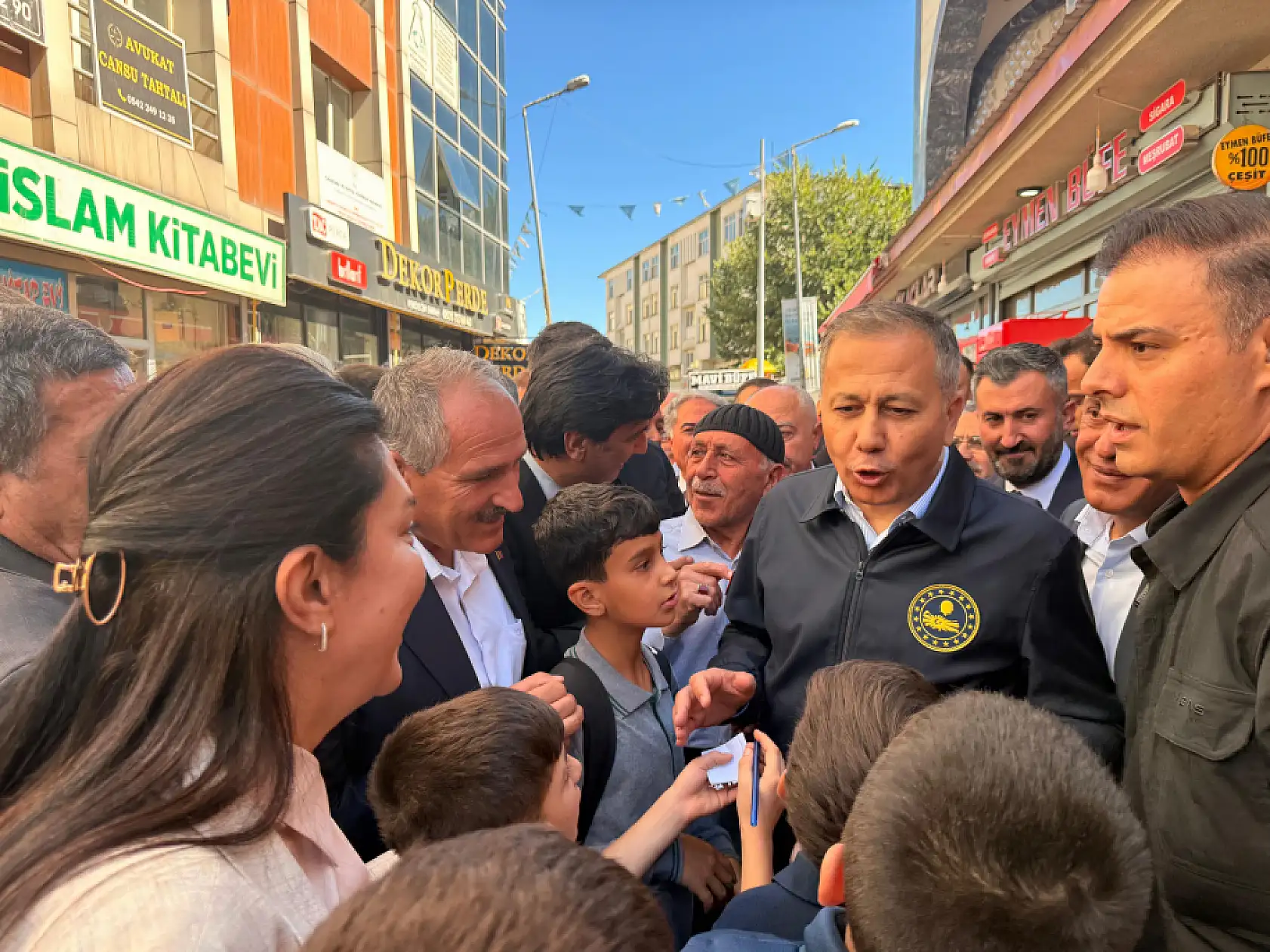 Ağrı'da Bakan Yerlikaya'ya çocuklardan sevgi seli