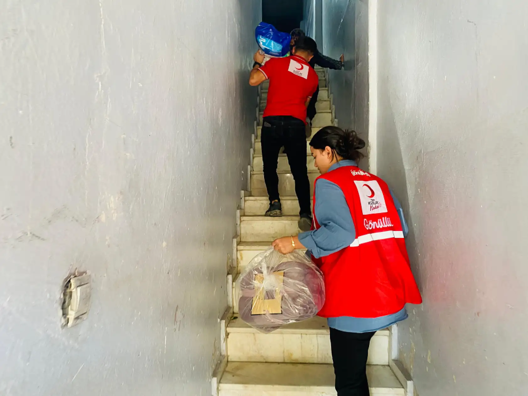 Kızılay gönüllüleri, Doğubayazıt'ta ihtiyaç sahiplerinin kapısını çaldı