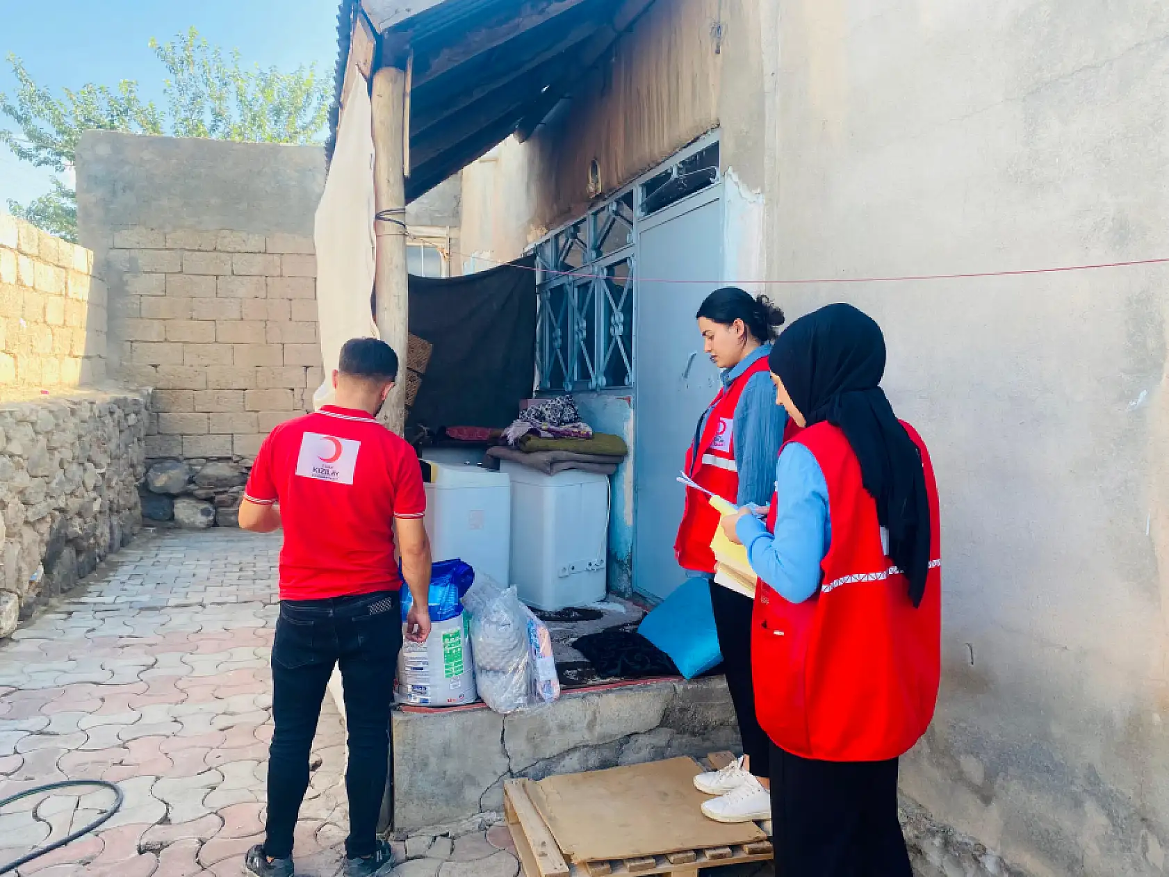Kızılay gönüllüleri, Doğubayazıt'ta ihtiyaç sahiplerinin kapısını çaldı