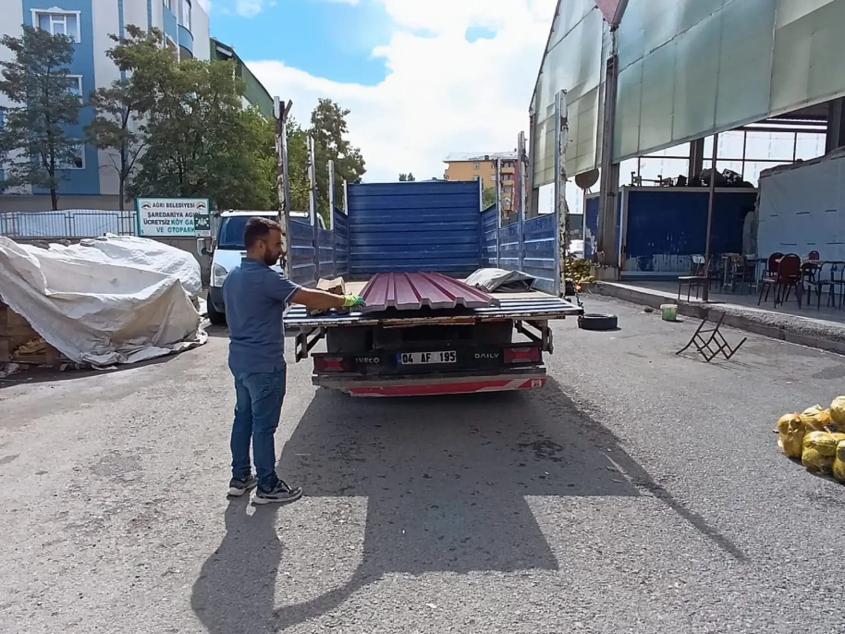 Ağrı Belediyesi sebze pazarının çatısını yeniliyor