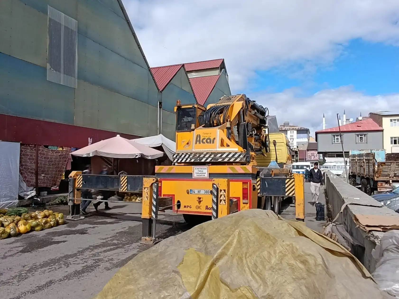 Ağrı Belediyesi sebze pazarının çatısını yeniliyor