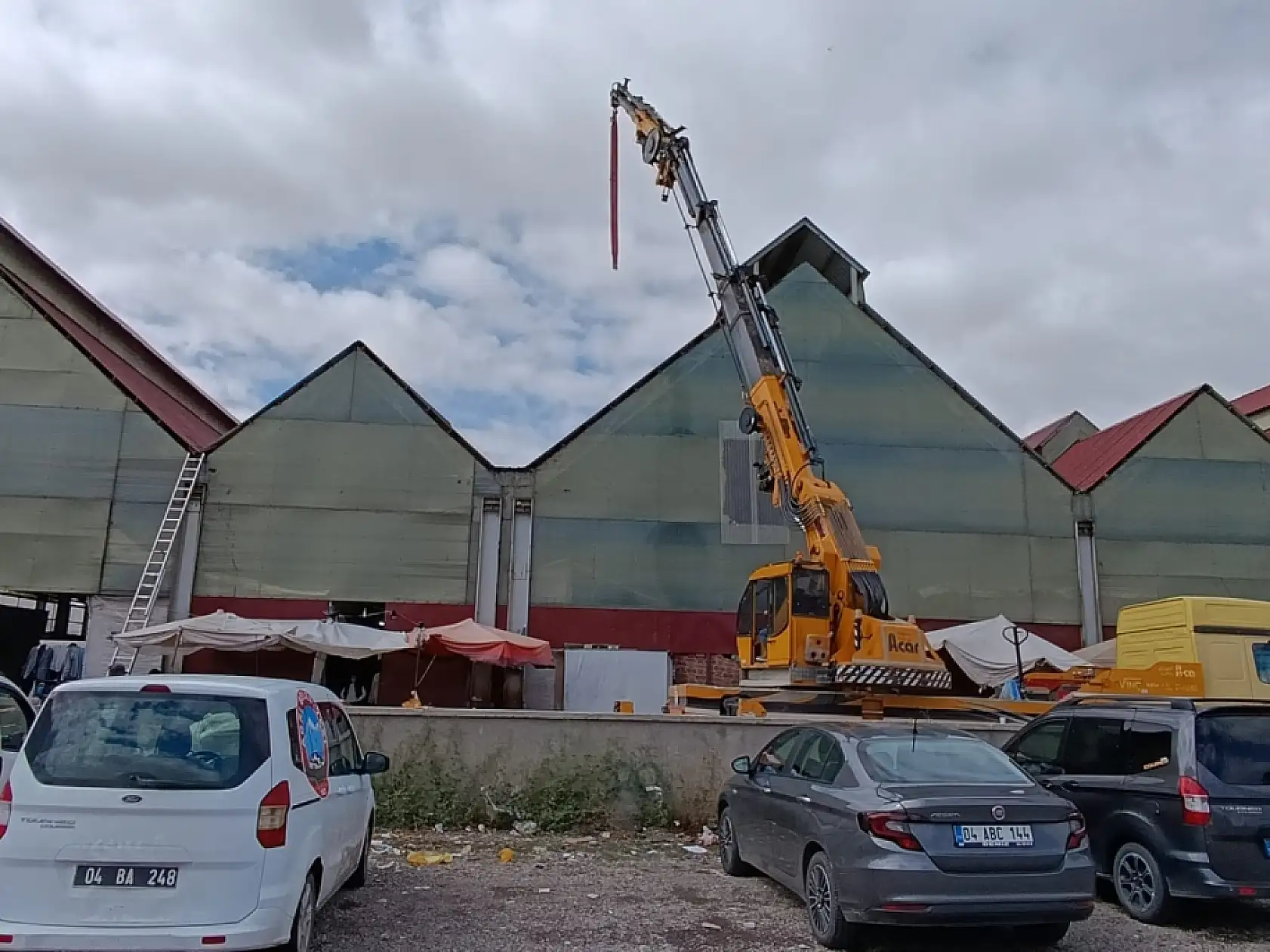 Ağrı Belediyesi sebze pazarının çatısını yeniliyor