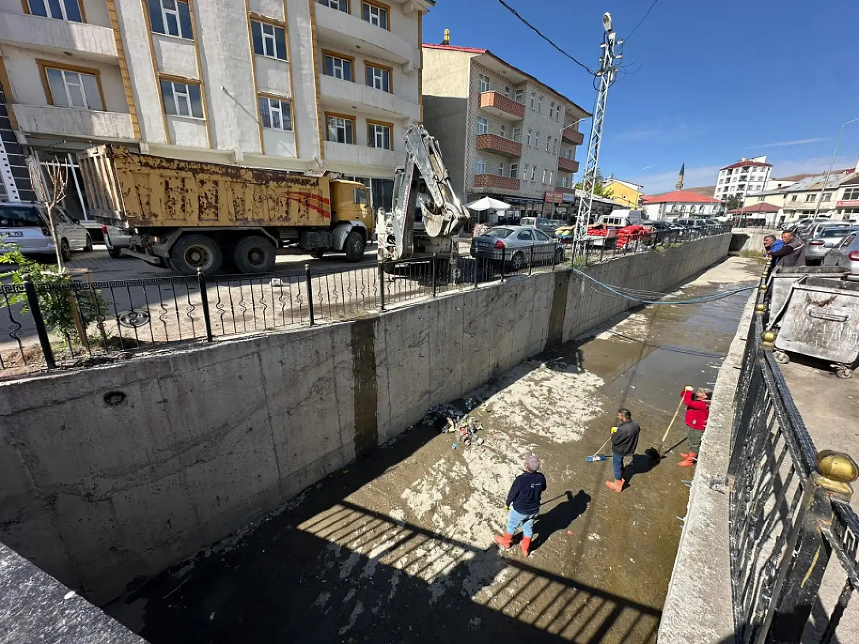 Eleşkirt'te dere temizliği: Başkan Yakut'tan çevre duyarlılığı çağrısı