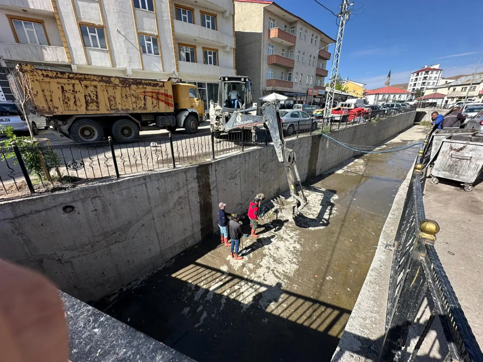 Eleşkirt'te dere temizliği: Başkan Yakut'tan çevre duyarlılığı çağrısı