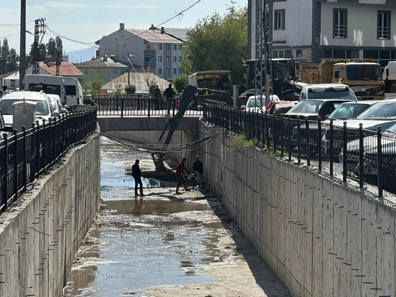 Eleşkirt'te dere temizliği: Başkan Yakut'tan çevre duyarlılığı çağrısı