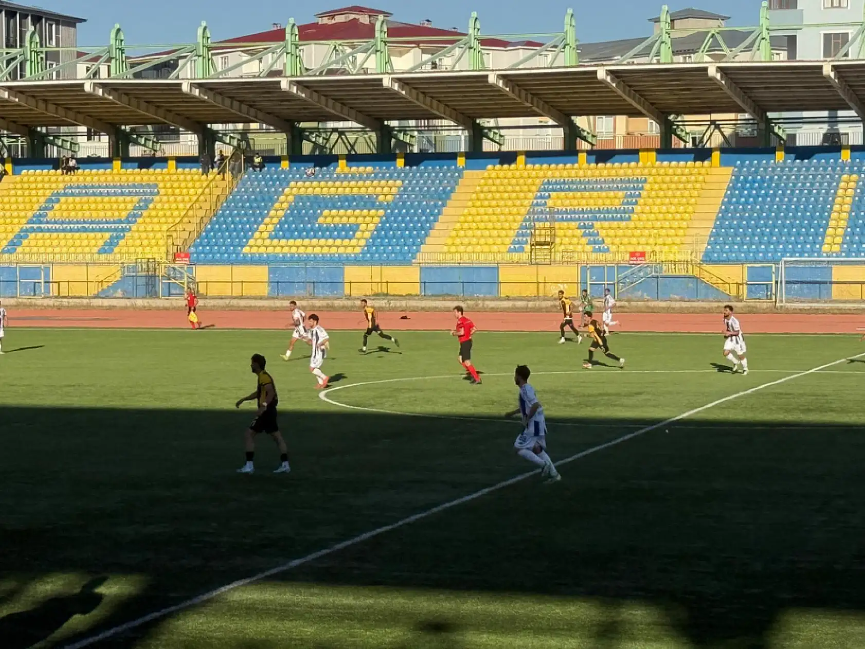 Ağrı Spor'un gençleri evinde güldü