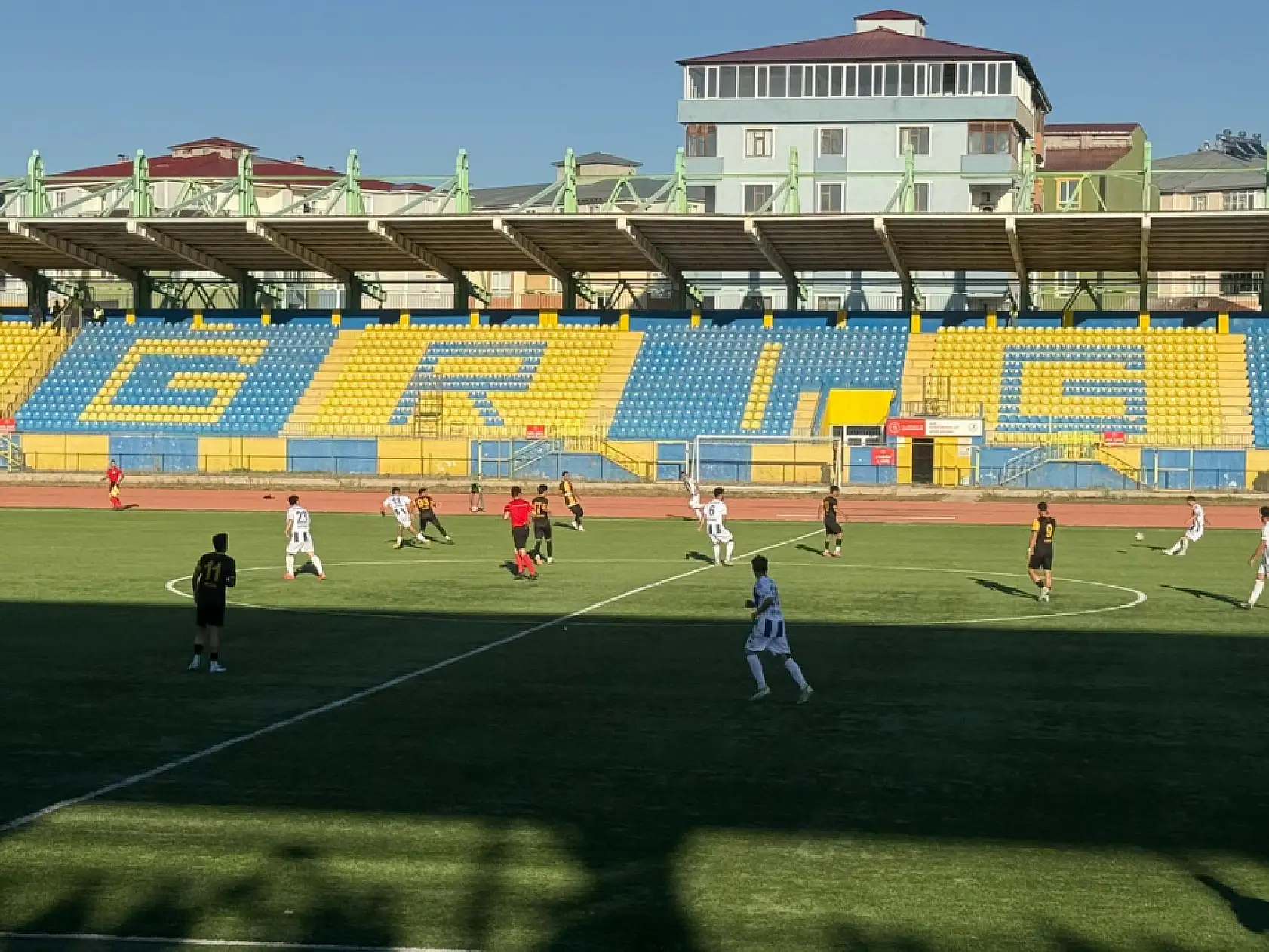 Ağrı Spor'un gençleri evinde güldü